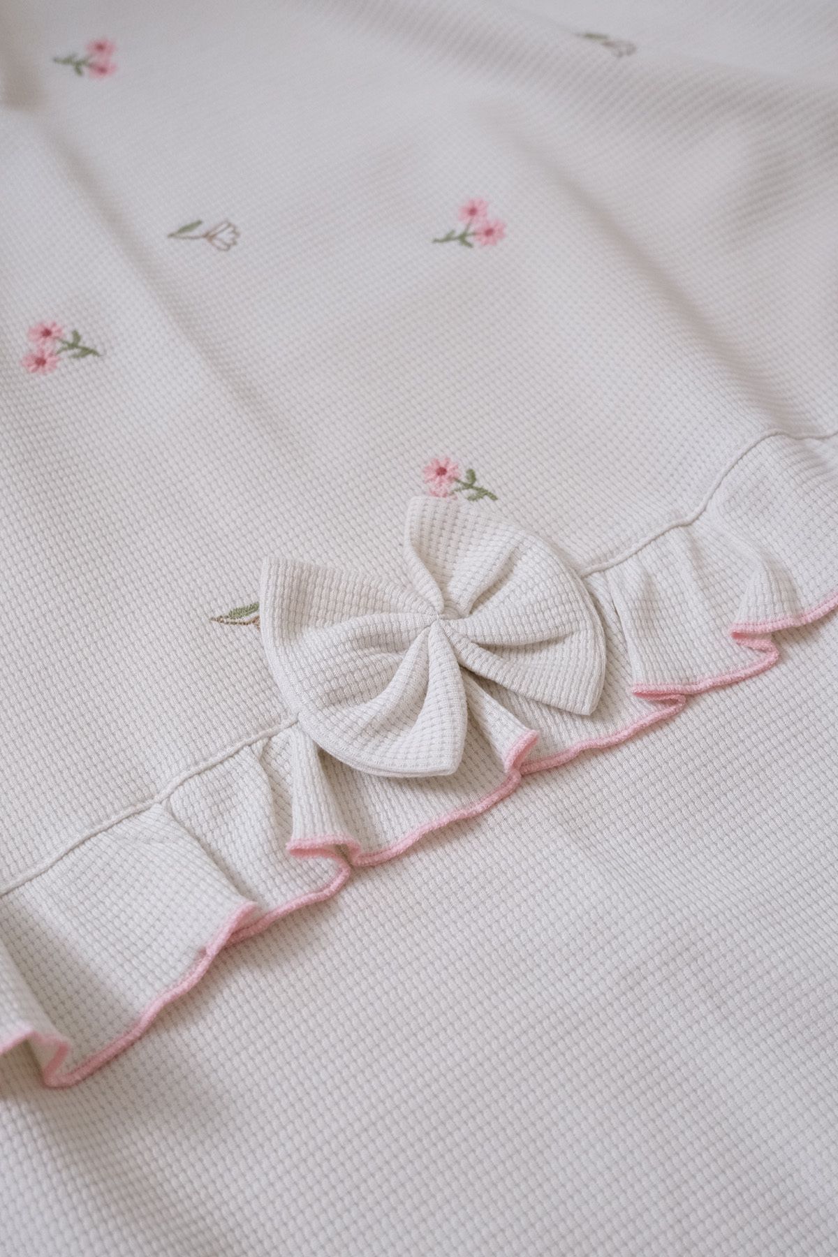 Kız Bebek Lale Nakışlı Çift Katlı %100 Pamuk Fırfırlı Battaniye 85x90 cm