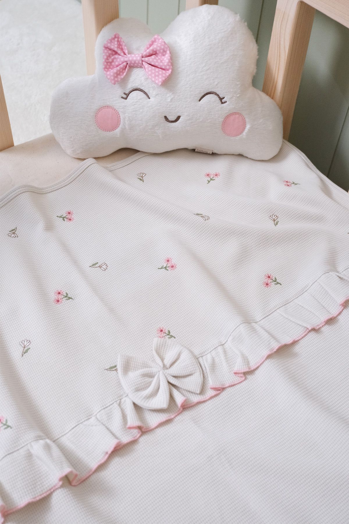 Kız Bebek Lale Nakışlı Çift Katlı %100 Pamuk Fırfırlı Battaniye 85x90 cm