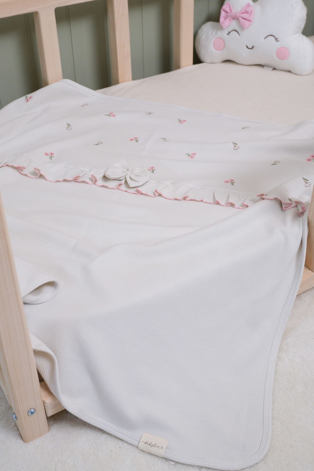 Kız Bebek Lale Nakışlı Çift Katlı %100 Pamuk Fırfırlı Battaniye 85x90 cm