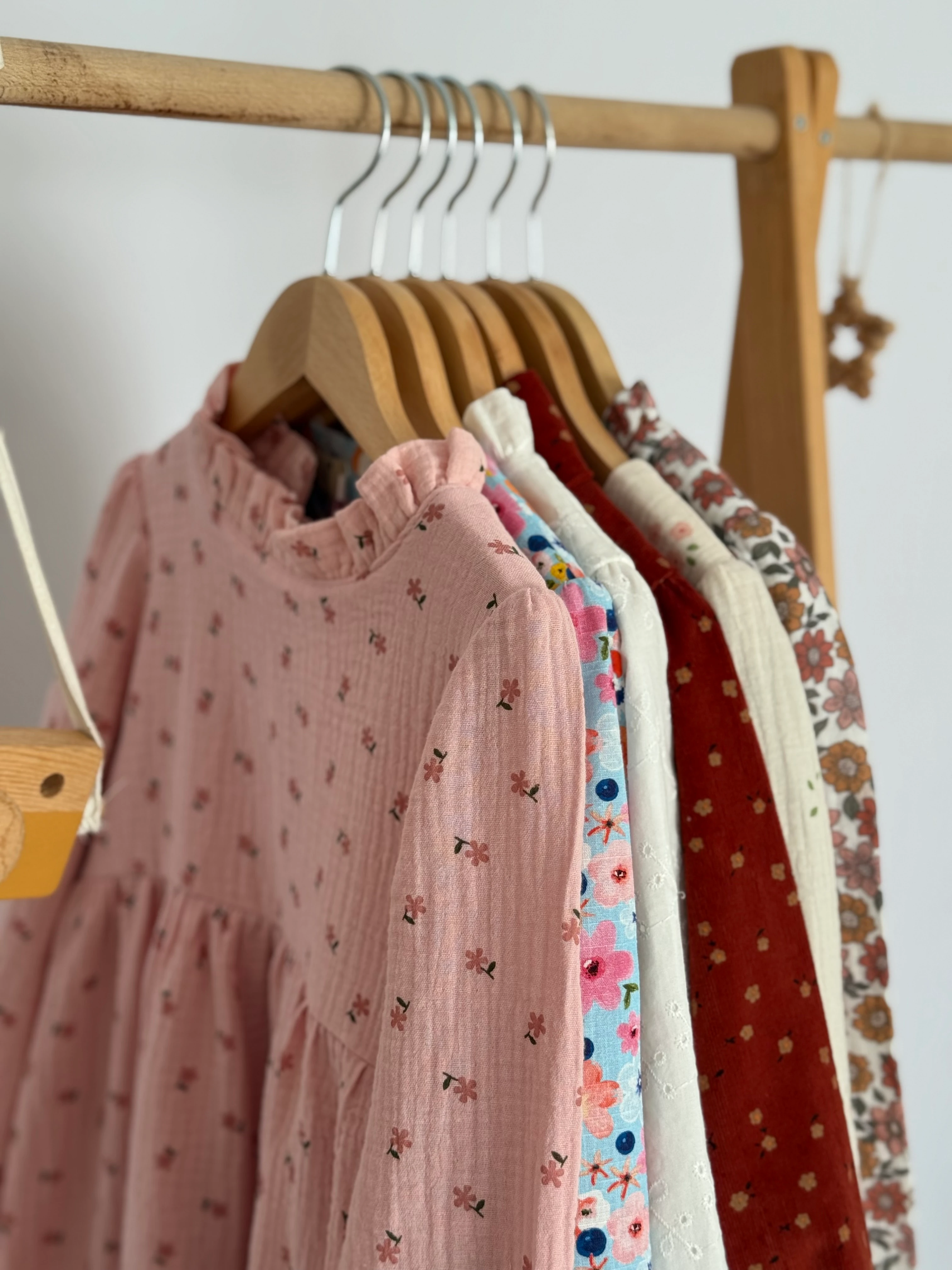 PEMBE ÇİÇEKLİ MÜSLİN ELBİSE