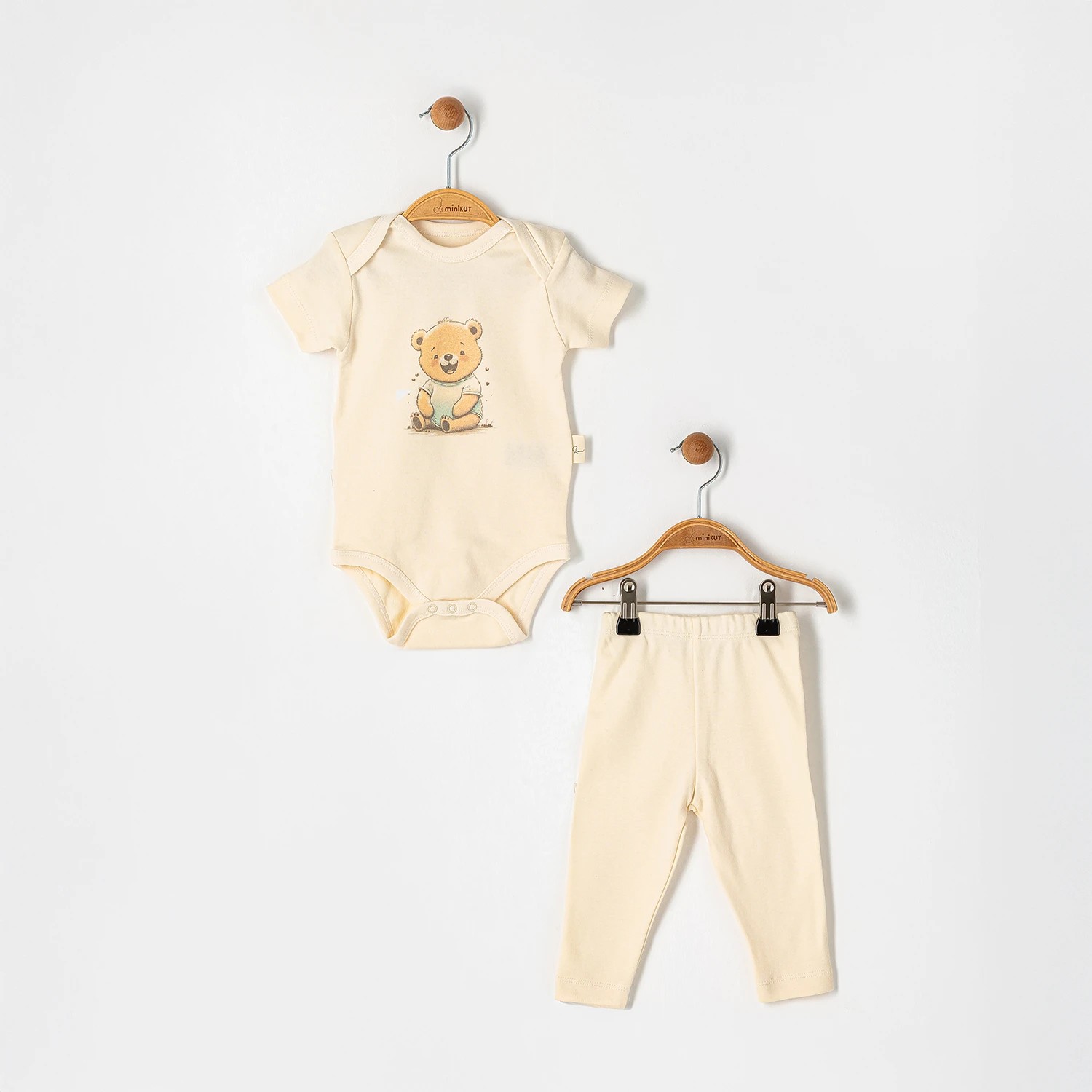Minikut Baskılı Body & Pantolon Takımı – %100 Pamuk Interlok – OEKO-TEX Sertifikalı – 0-12 Ay – 2 Farklı Desen