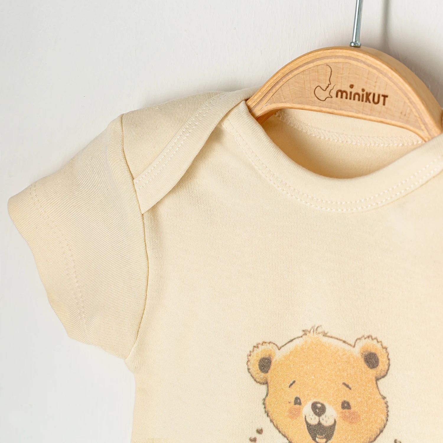 Minikut Baskılı Body & Pantolon Takımı – %100 Pamuk Interlok – OEKO-TEX Sertifikalı – 0-12 Ay – 2 Farklı Desen