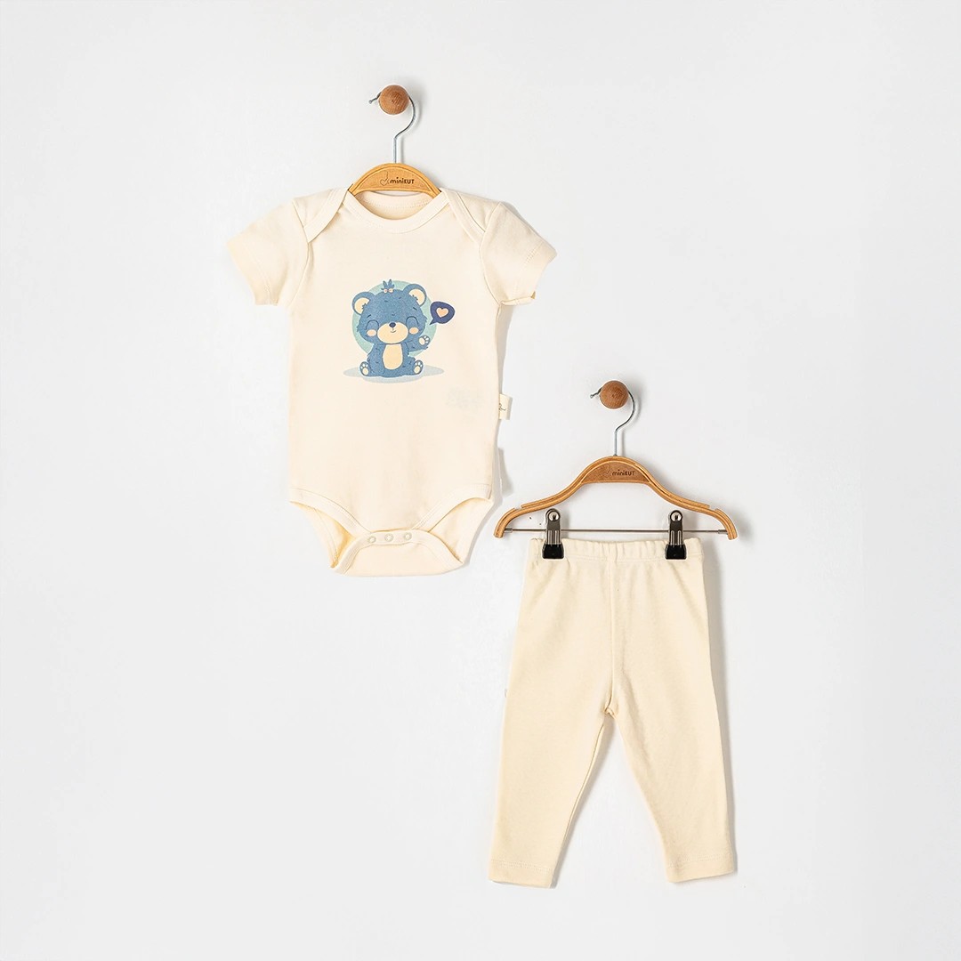 Minikut Baskılı Body & Pantolon Takımı – %100 Pamuk Interlok – OEKO-TEX Sertifikalı – 0-12 Ay – 2 Farklı Desen