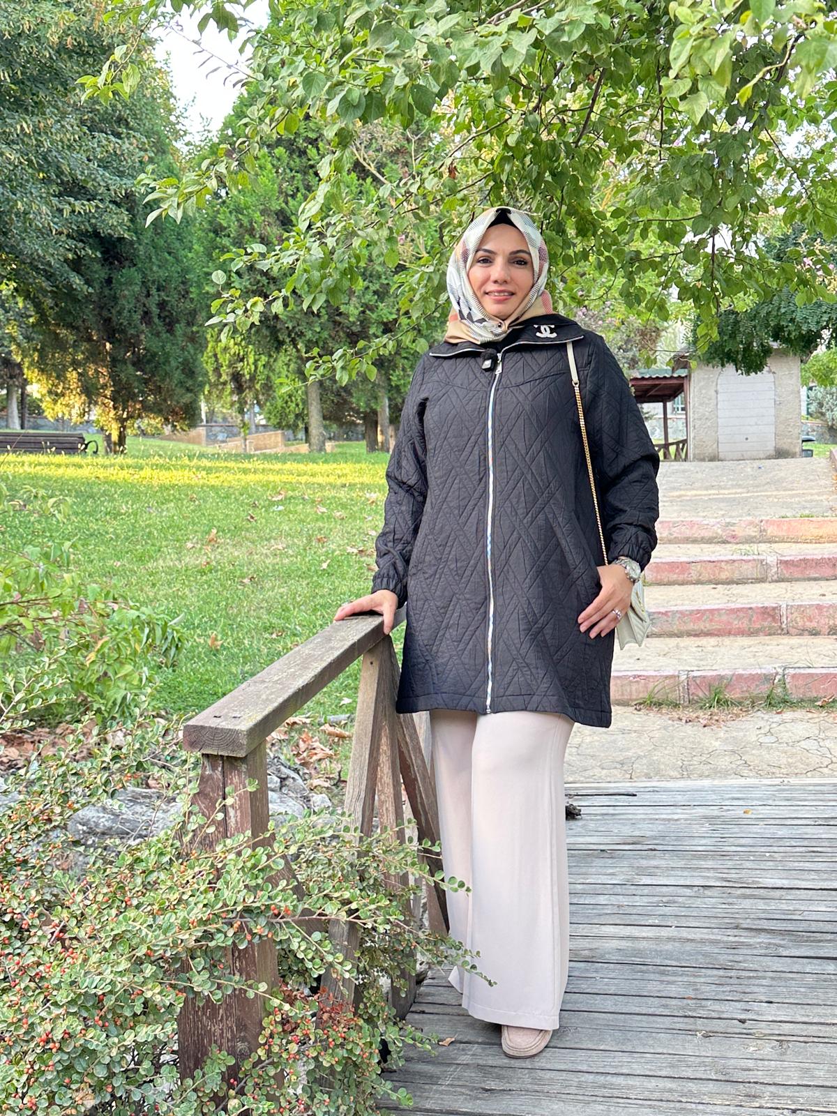 Broşlu Kapitone Kap - Siyah