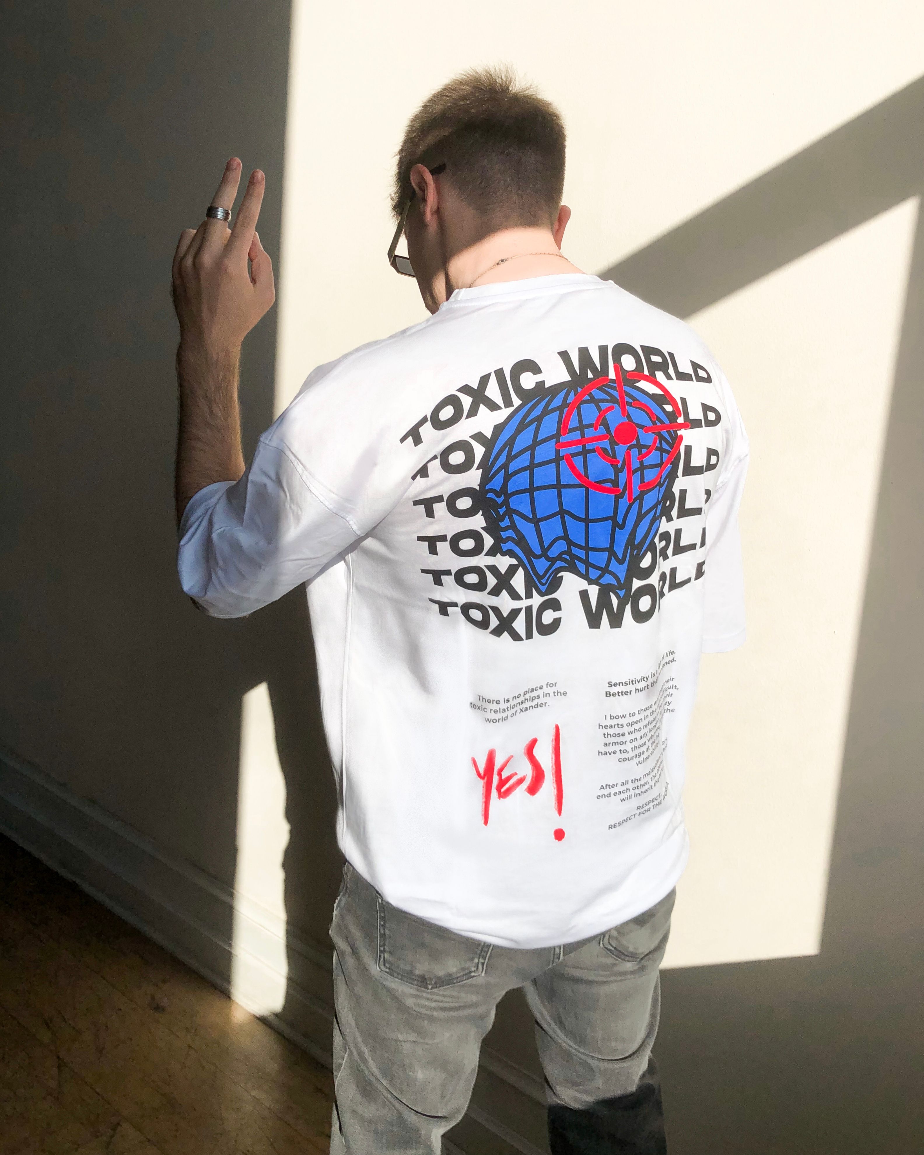 TOXIC WORLD WHITE OVERSIZE T-SHIRT