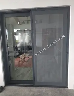 Alücan: Büyük teras ve bahçe kapıları için yana kayar sürme sineklik modeli.