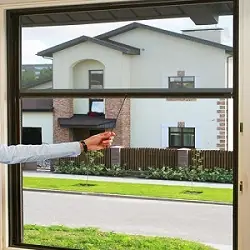 Dikey pencere stor sineklik makaralı ve yaylı sistem