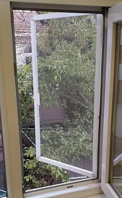 Klasik menteşeli açılır sineklik