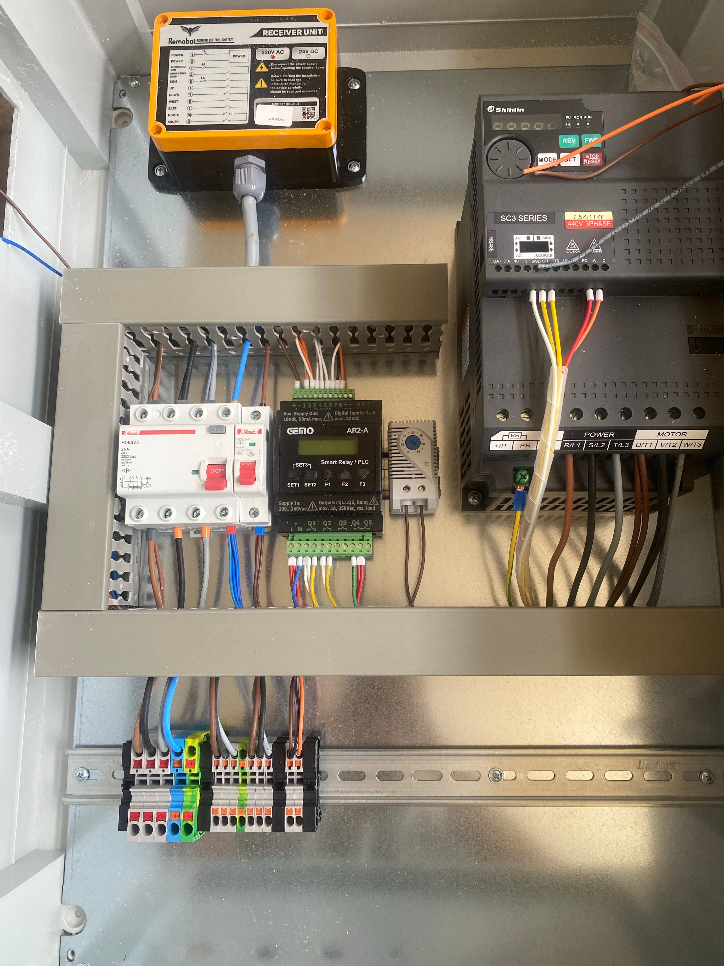 7.5–11 kW Hız Kontrol Sürücülü Uzaktan Kumandalı Otomasyon Panosu (Fan + Motor + Voltmetre Kontrollü)