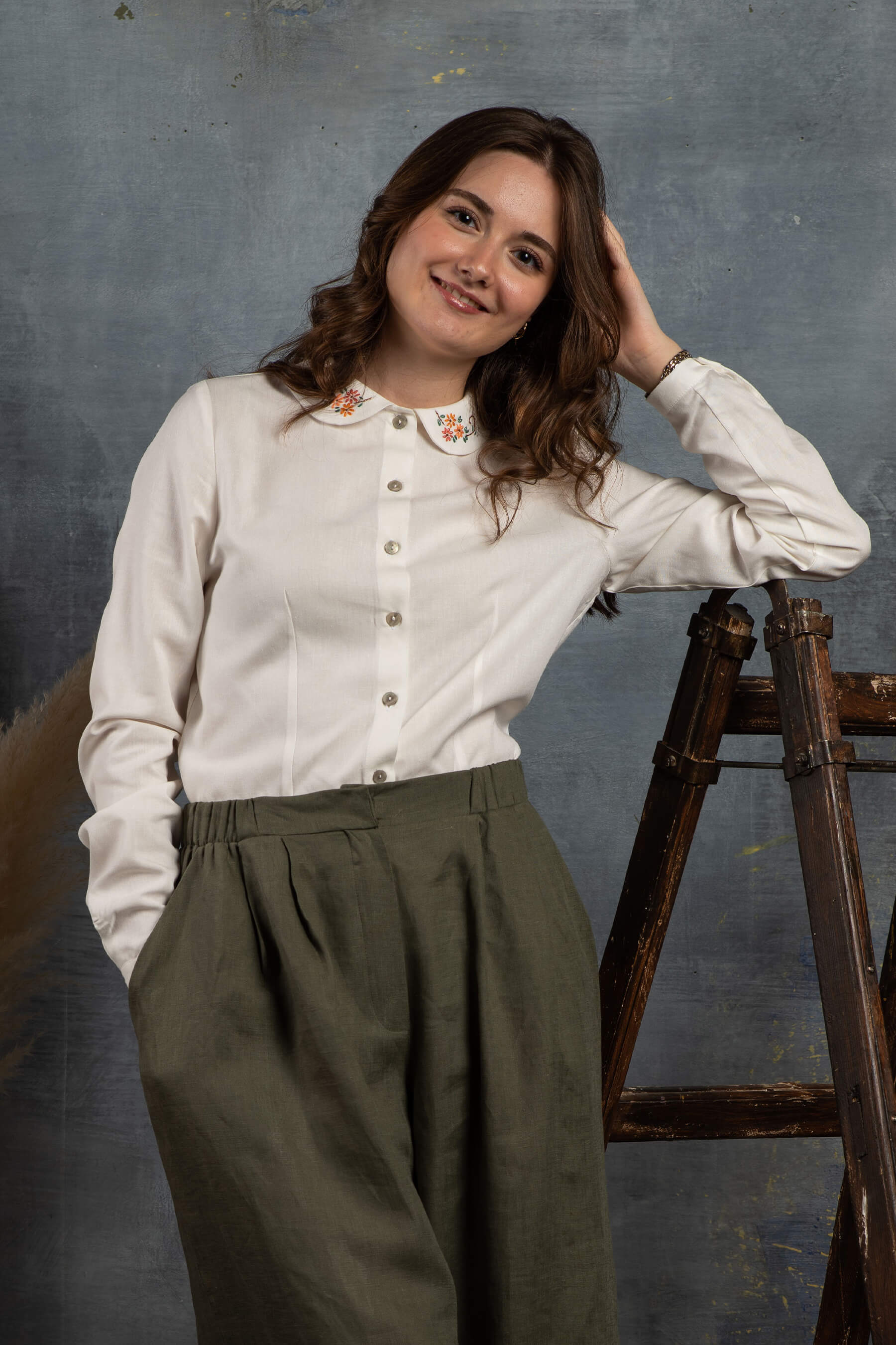 Hanımeli - Sarı Nakışlı Bebe Yaka Beyaz Keten Gömlek