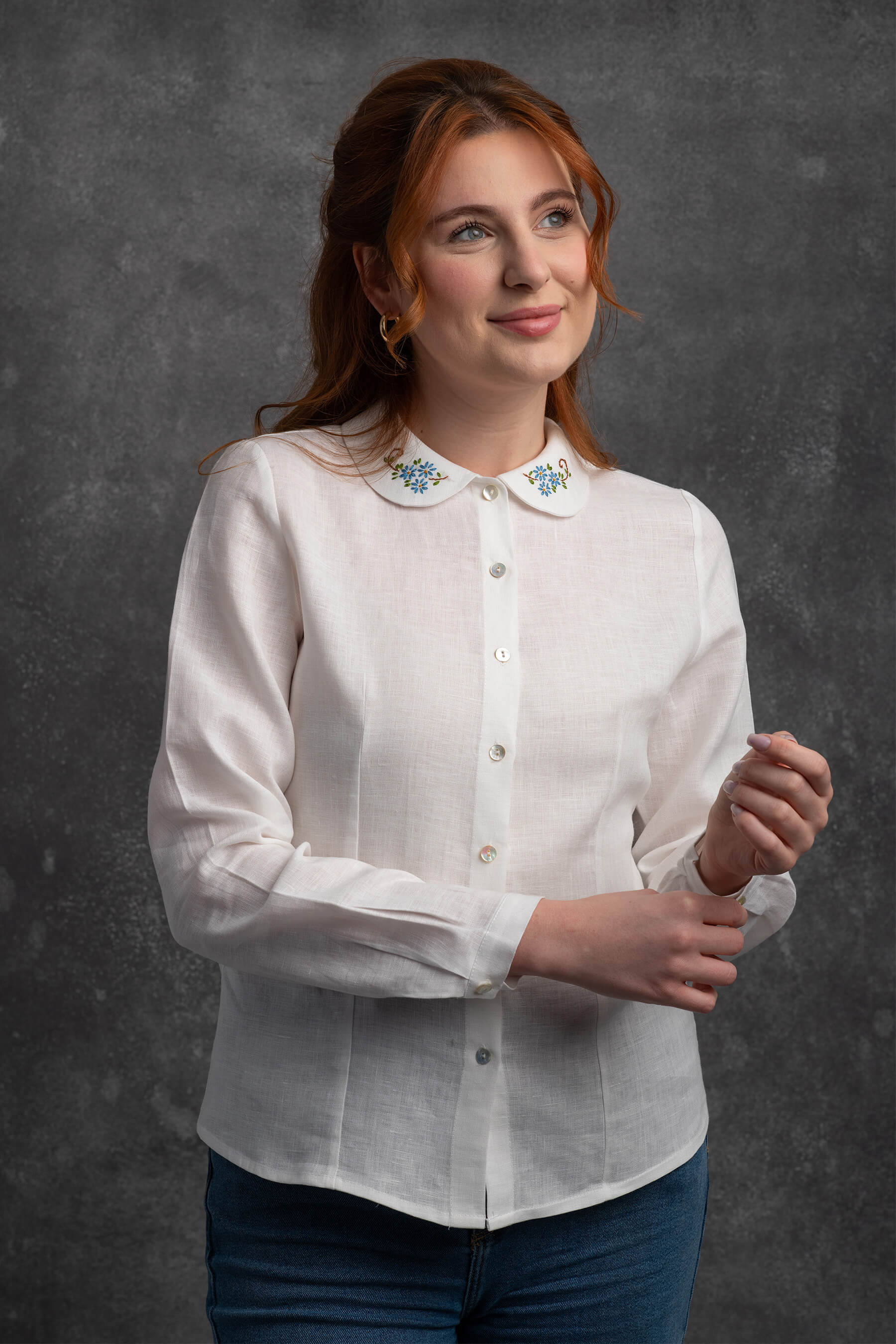 Hanımeli - Mavi Nakışlı Bebe Yaka Beyaz Keten Gömlek