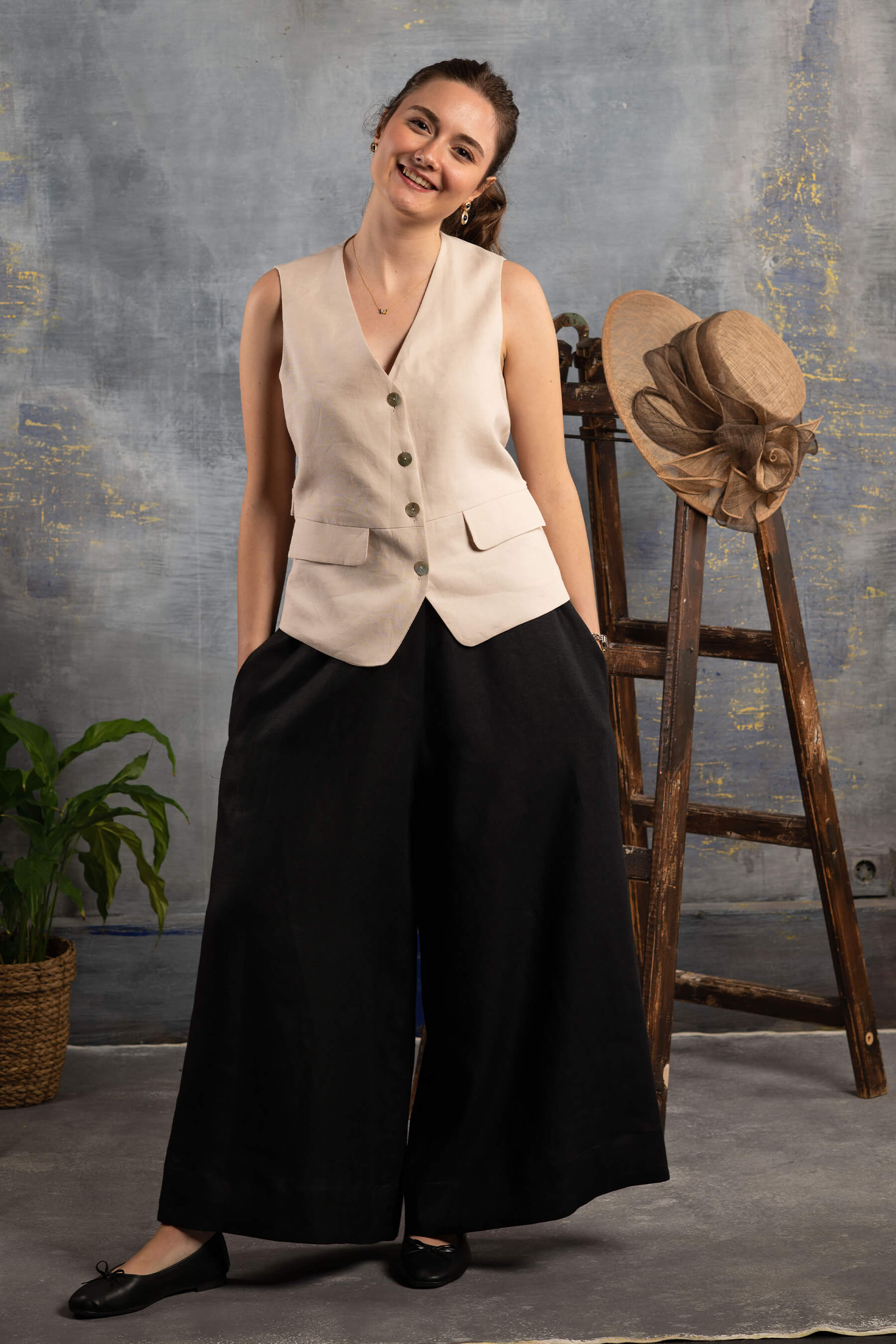 Taş Rengi Yelek ve Siyah Pantolon Kombini