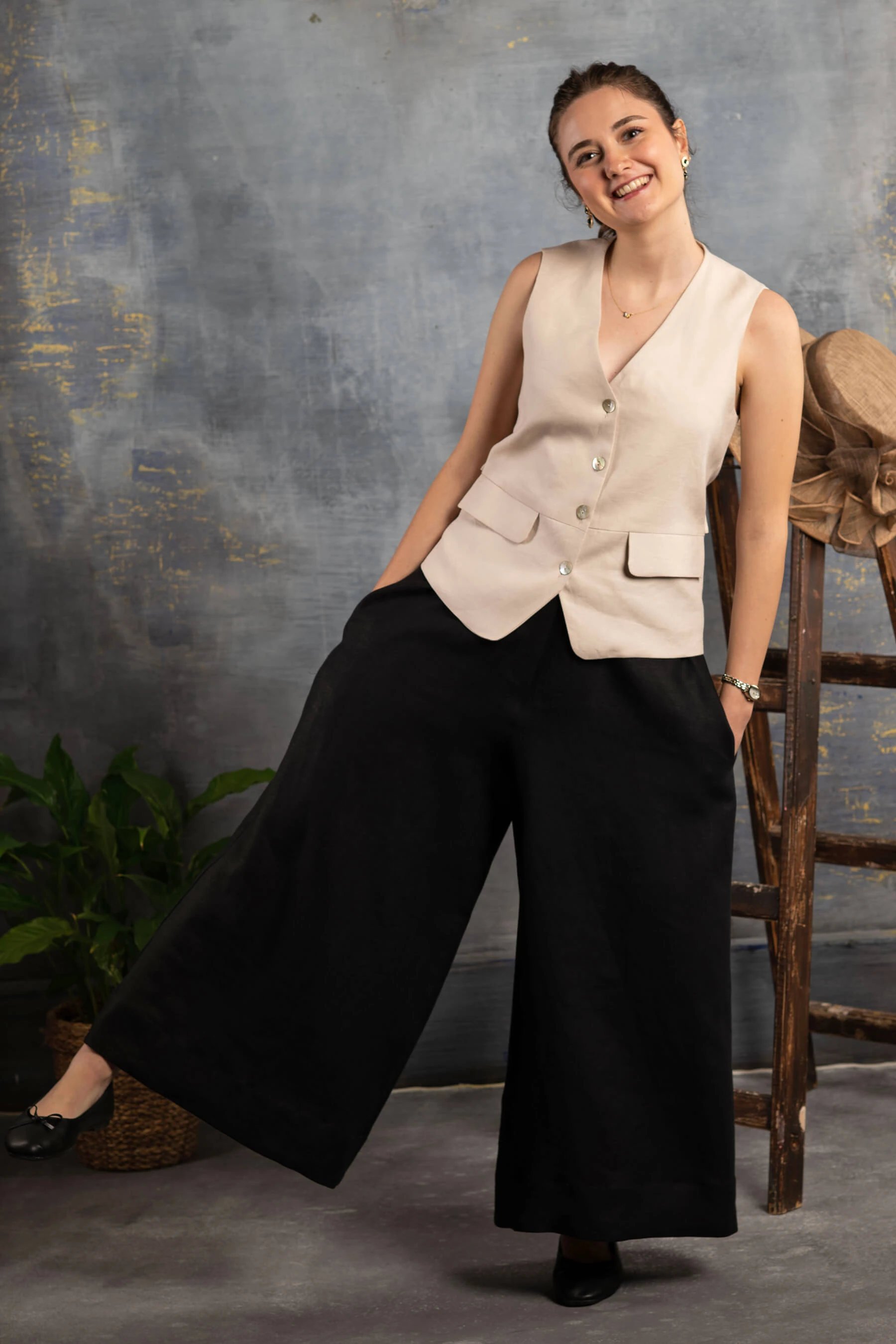 Taş Rengi Yelek ve Siyah Pantolon Kombini