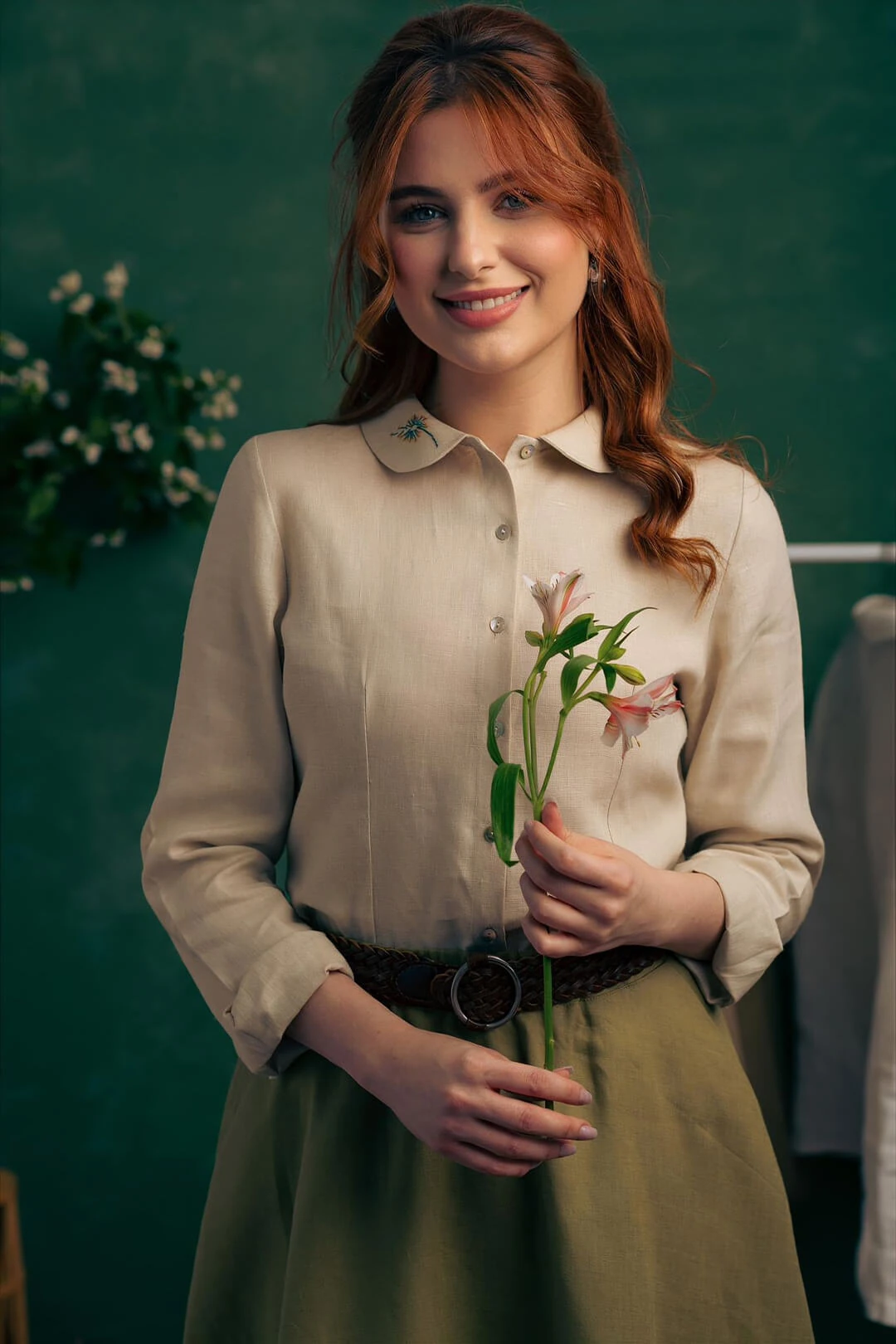 Hanımeli - Karahindiba Nakışlı Bebe Yaka Taş Rengi Keten Gömlek