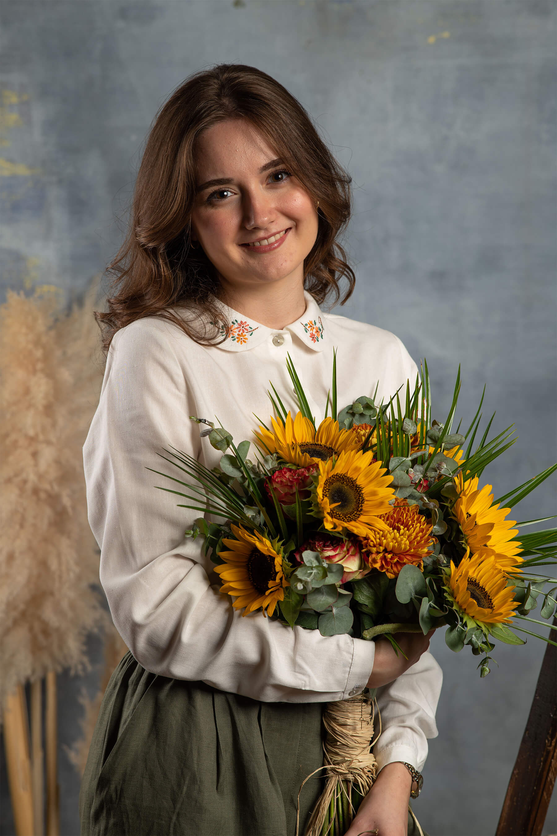 Hanımeli - Sarı Nakışlı Bebe Yaka Beyaz Keten Gömlek