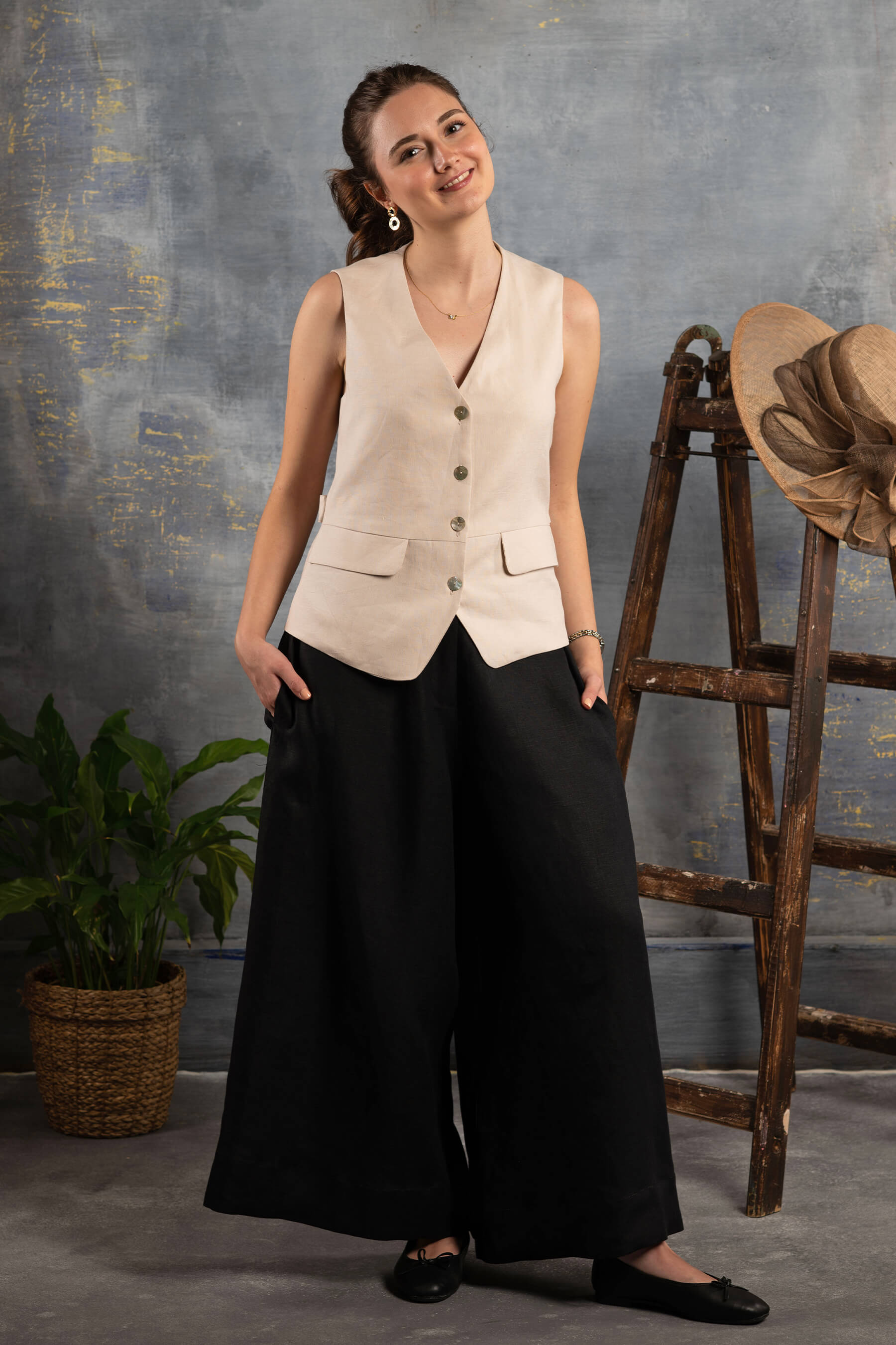 Taş Rengi Yelek ve Siyah Pantolon Kombini