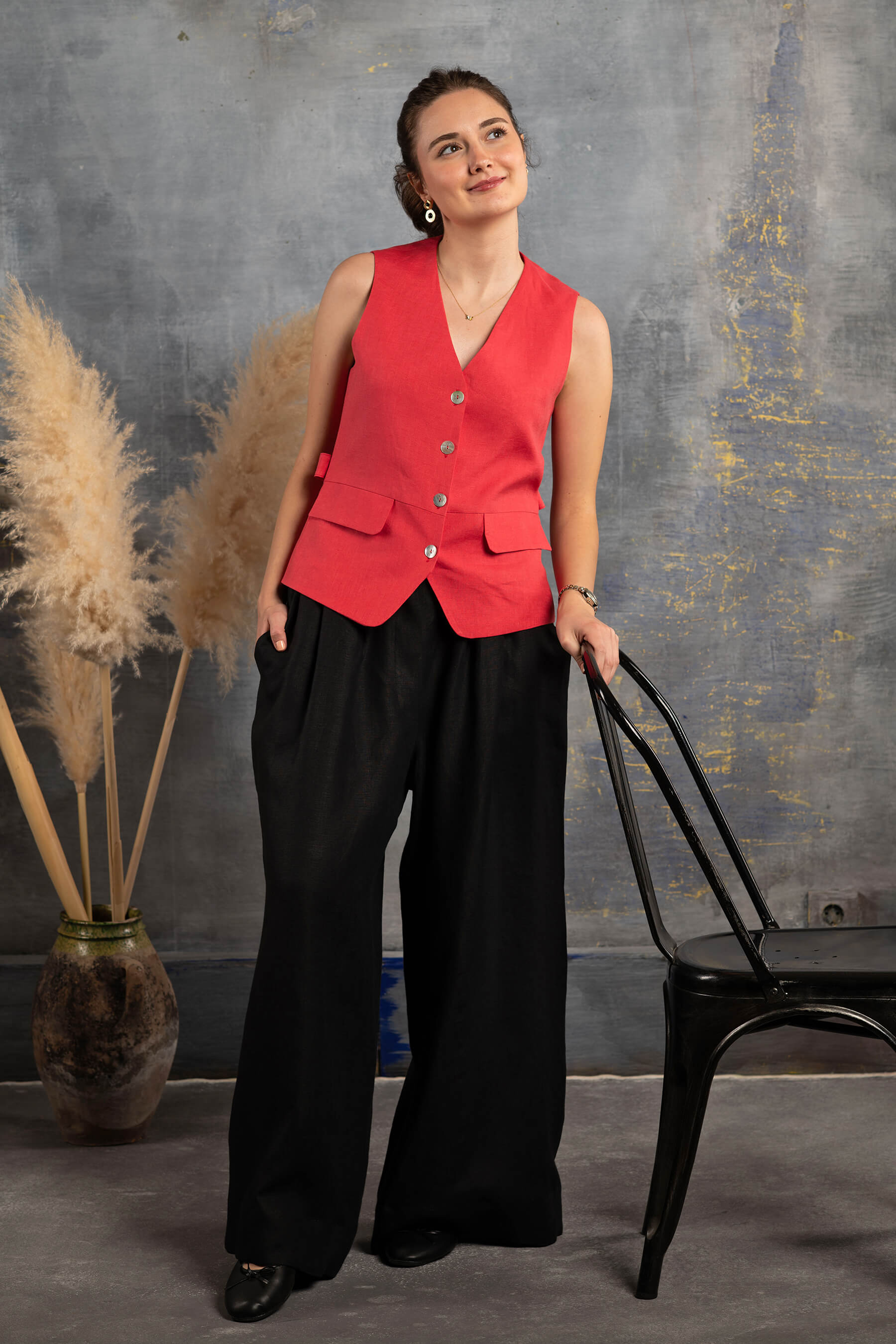 Kırmızı Keten Yelek ve Siyah Keten Pantolon Kombini