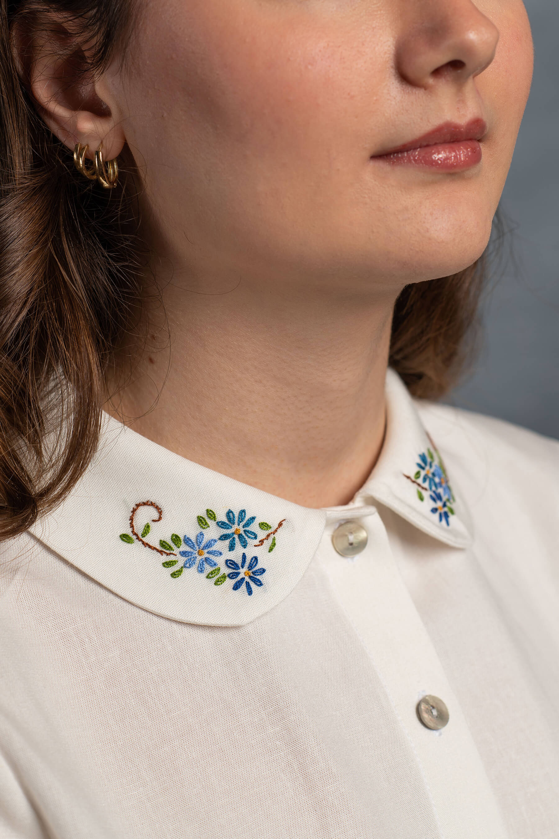 Hanımeli - Mavi Nakışlı Bebe Yaka Beyaz Keten Gömlek