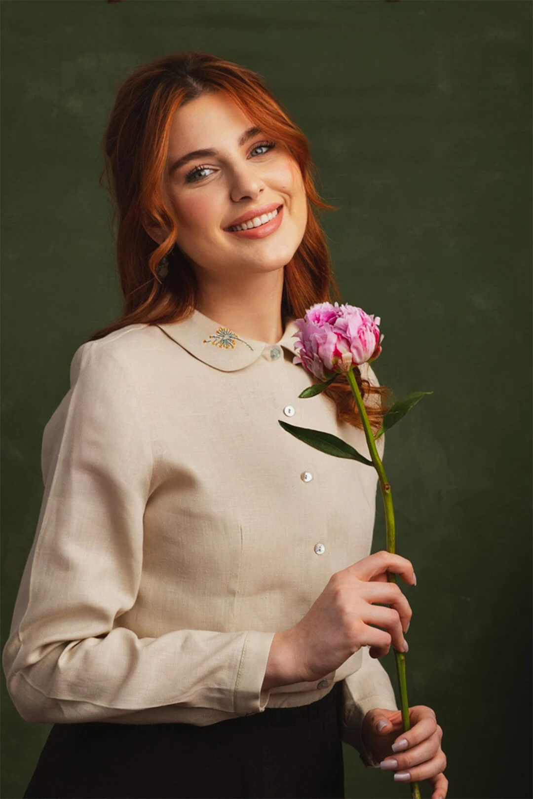 Hanımeli - Karahindiba Nakışlı Bebe Yaka Taş Rengi Keten Gömlek