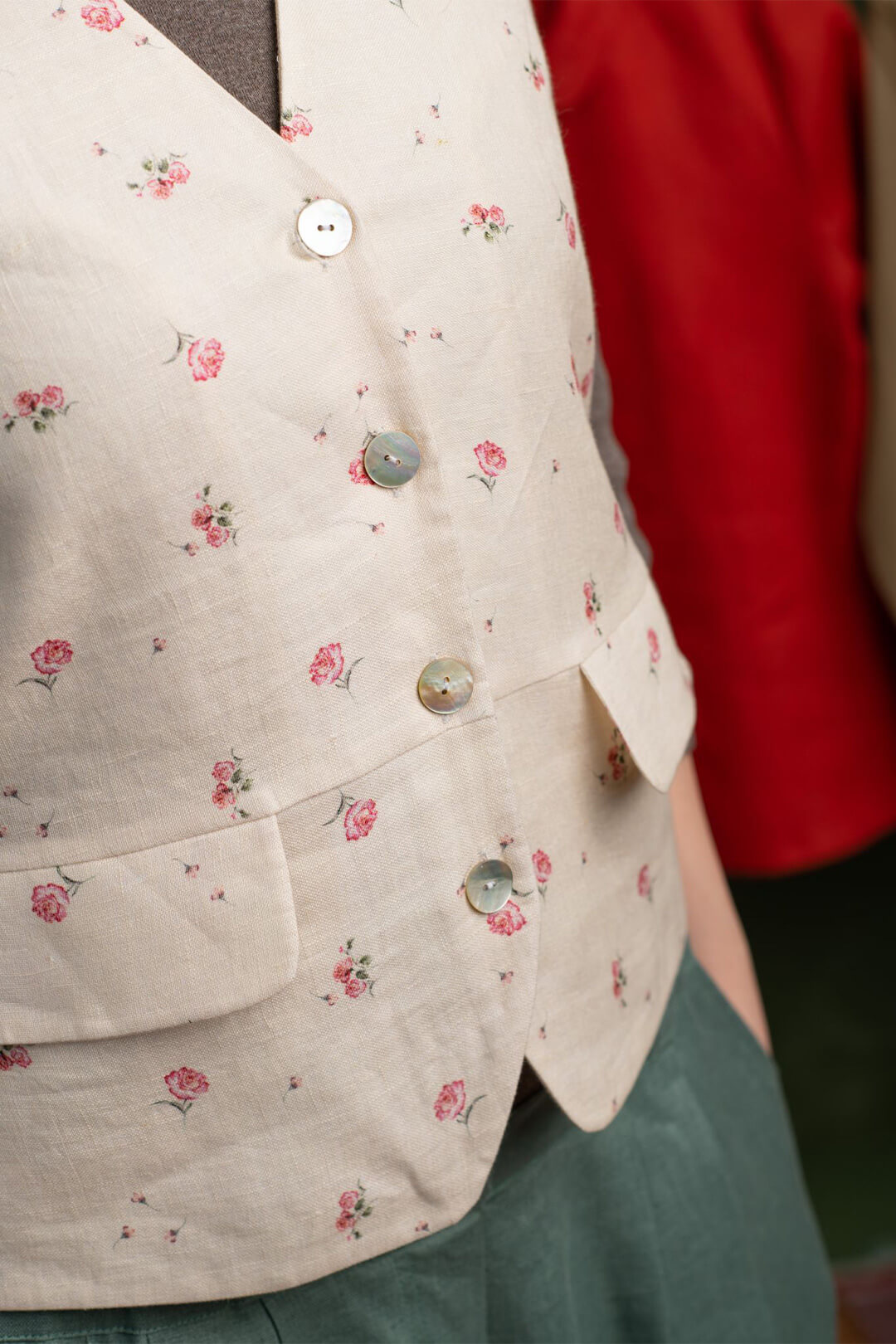 Meltem - Çiçek Desenli Krem Rengi Keten Yelek