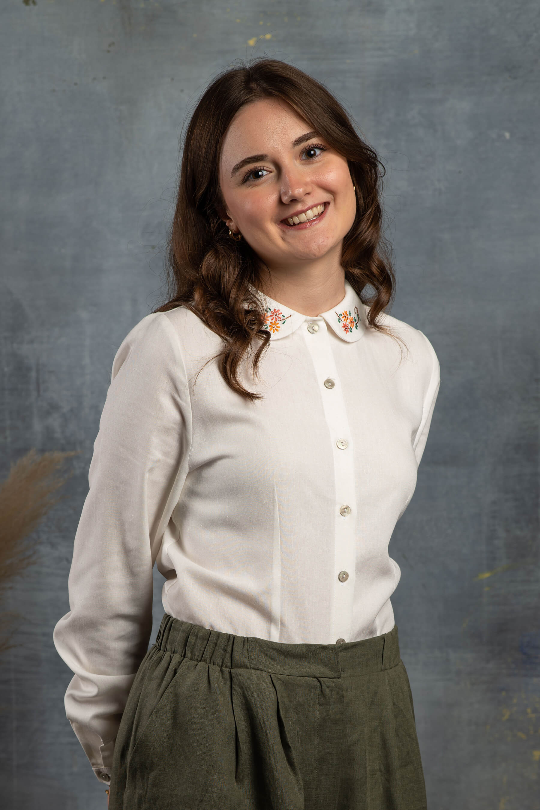 Hanımeli - Sarı Nakışlı Bebe Yaka Beyaz Keten Gömlek