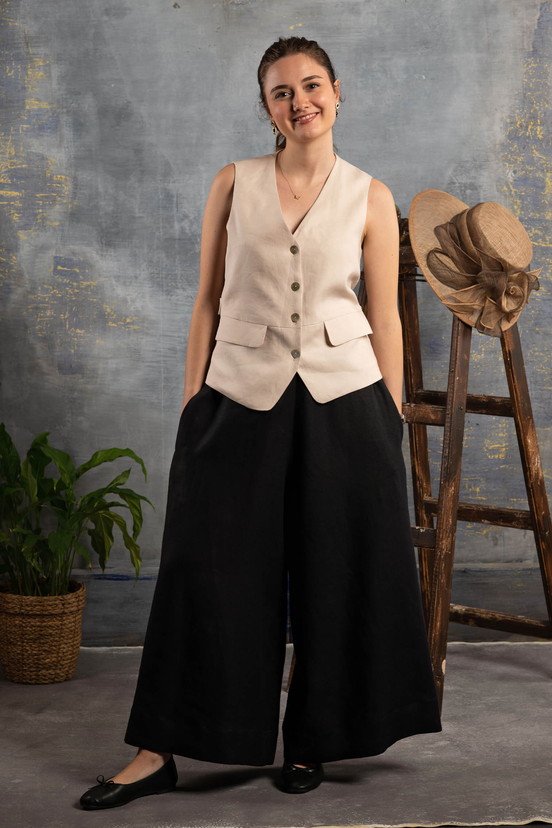 Taş Rengi Yelek ve Siyah Pantolon Kombini