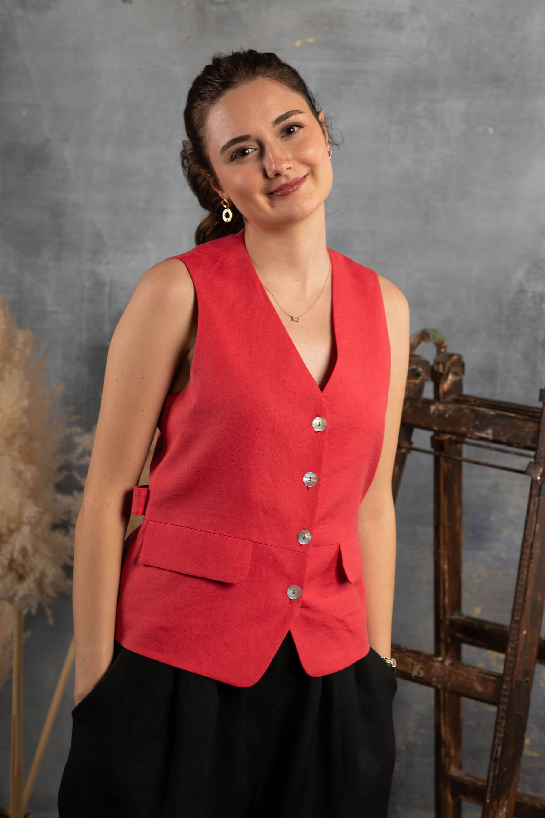 Kırmızı Keten Yelek ve Siyah Keten Pantolon Kombini