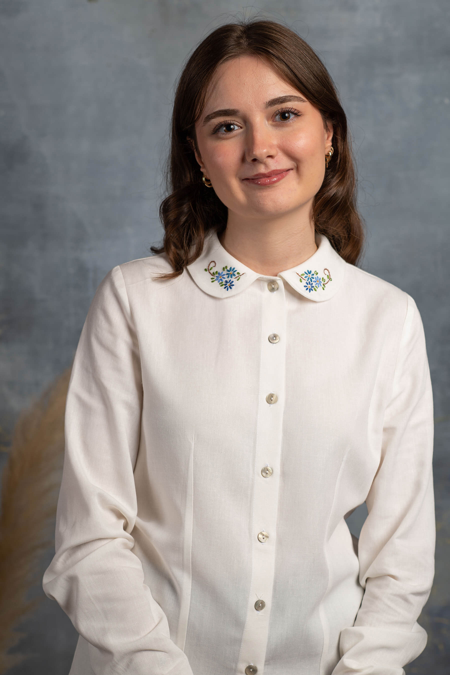 Hanımeli - Mavi Nakışlı Bebe Yaka Beyaz Keten Gömlek