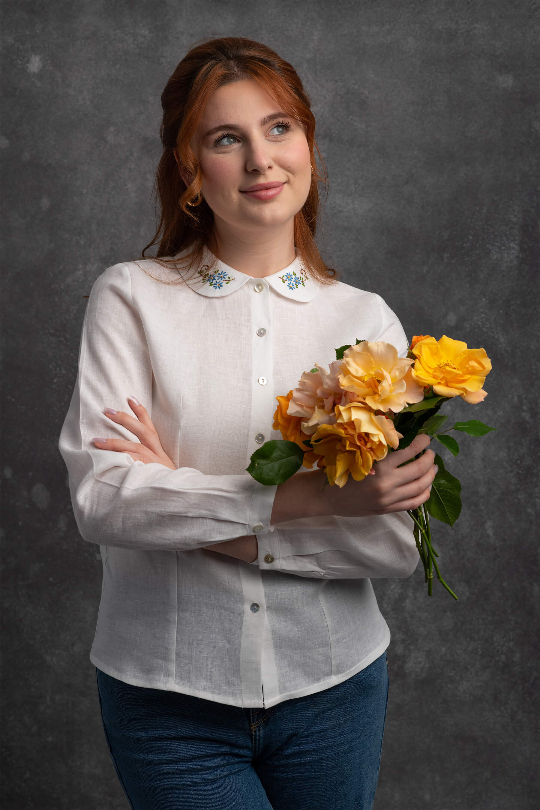 Hanımeli - Mavi Nakışlı Bebe Yaka Beyaz Keten Gömlek