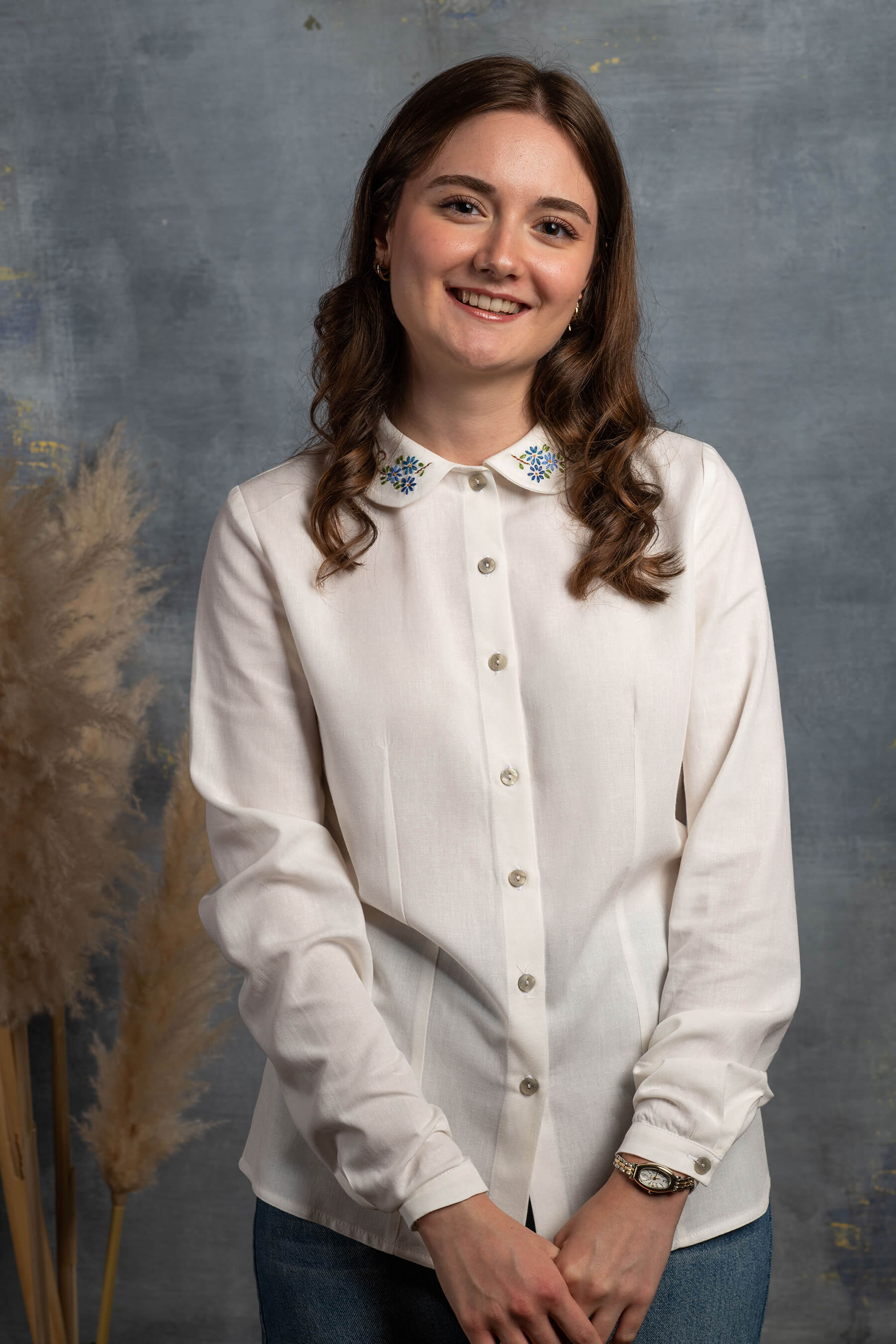 Hanımeli - Mavi Nakışlı Bebe Yaka Beyaz Keten Gömlek