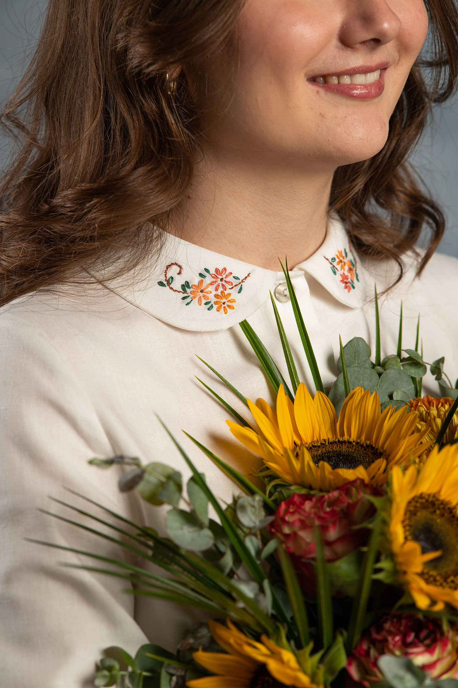 Hanımeli - Sarı Nakışlı Bebe Yaka Beyaz Keten Gömlek