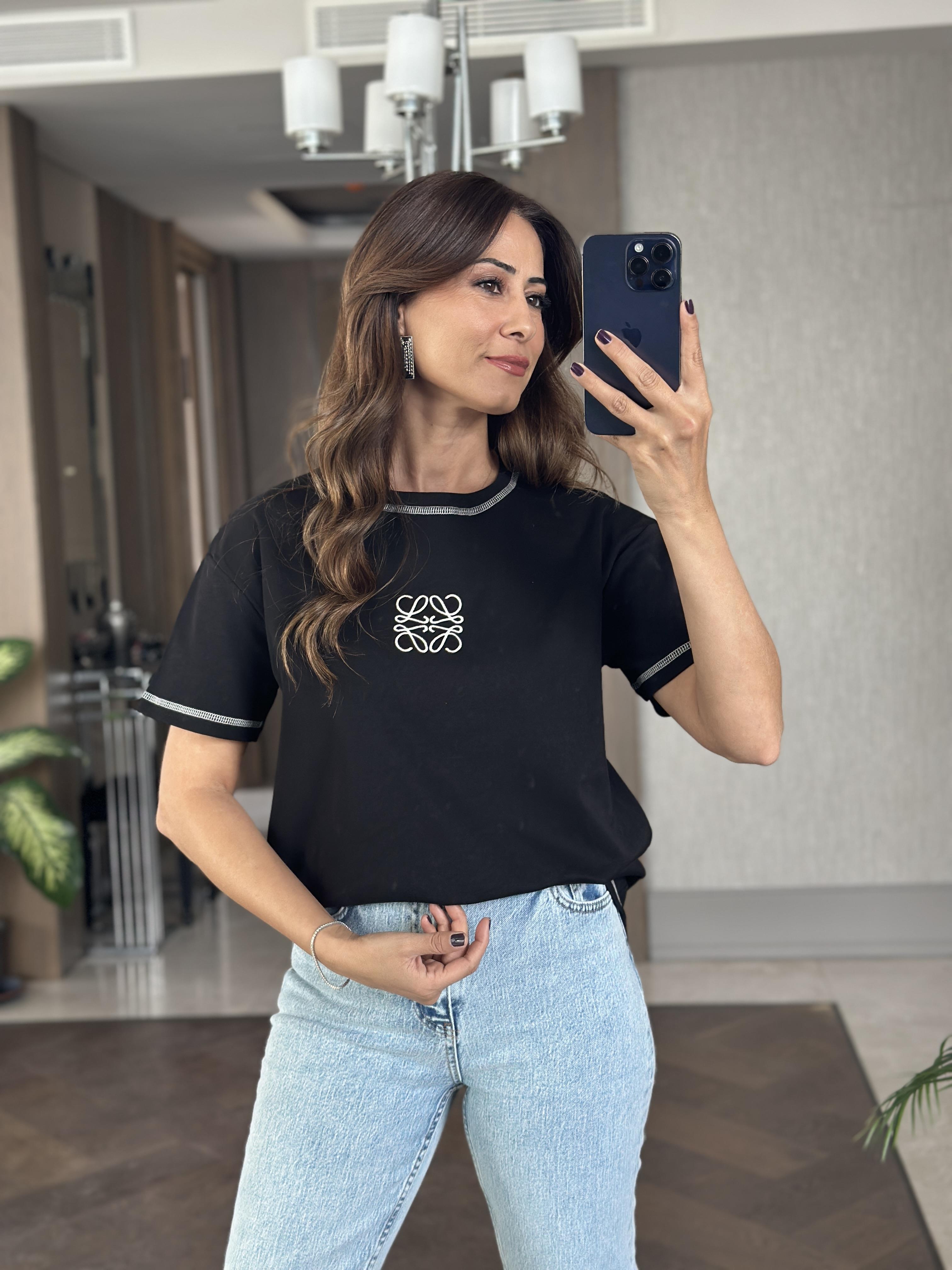 Siyah Kare Nakış Detay Bisiklet Yaka Kadın T-Shirt