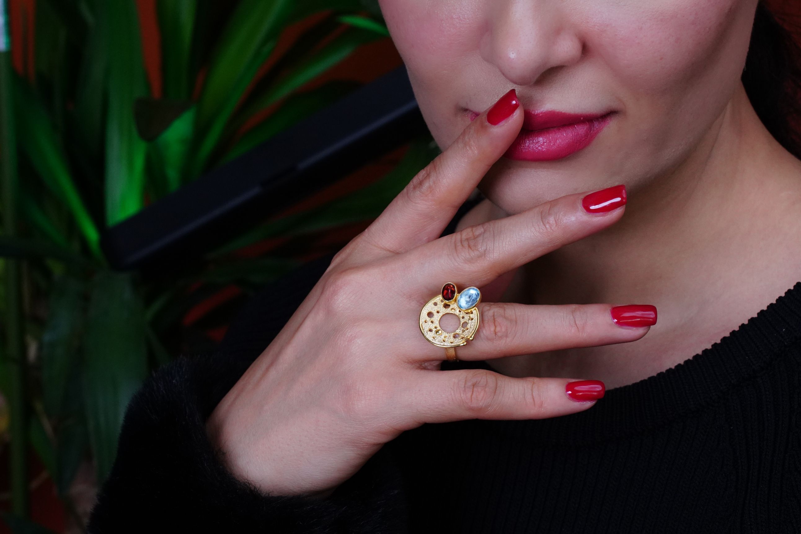 “Solar Bloom” – Blue Topaz & Garnet Taşlı 18K Altın Kaplama Yüzük 0 image