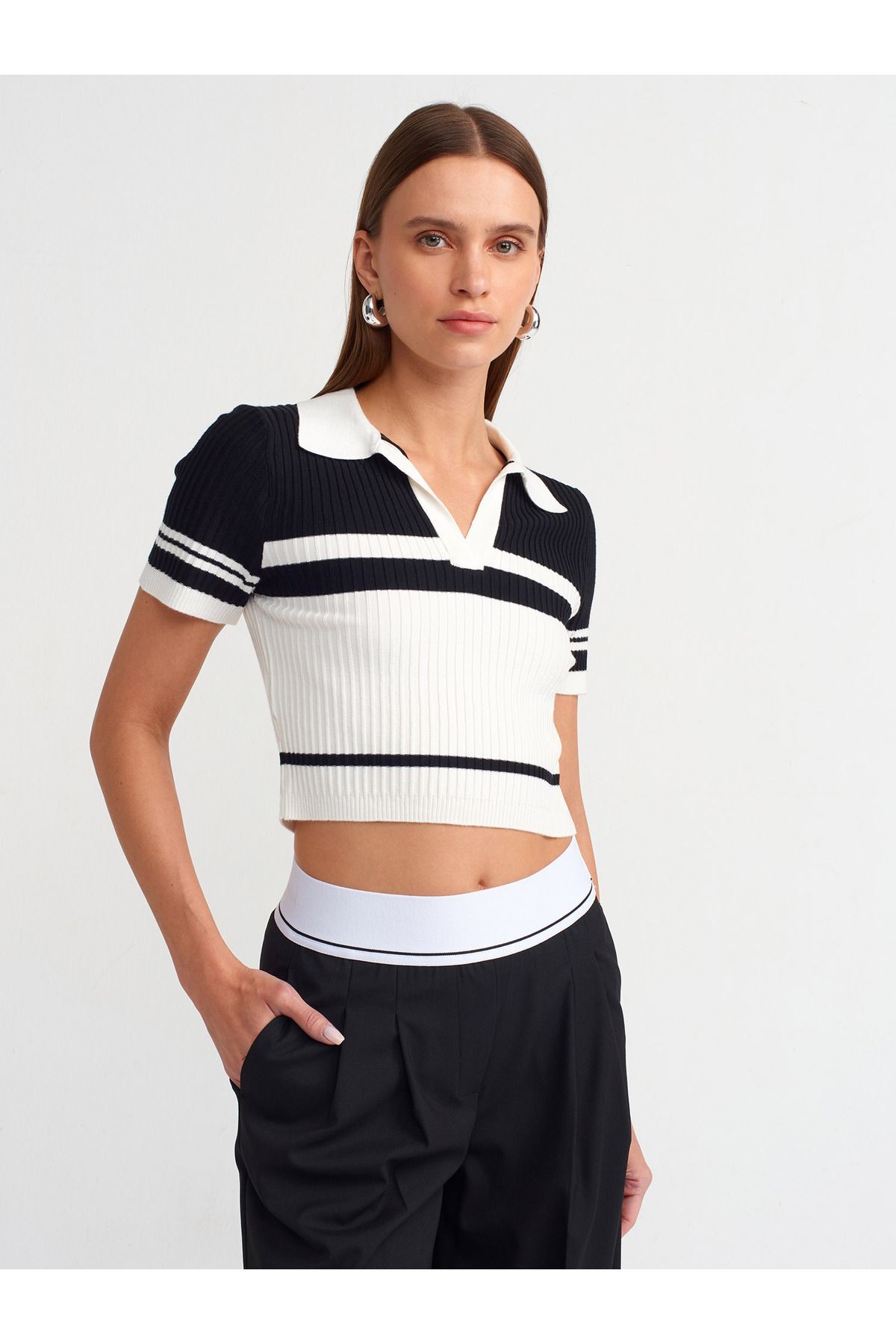 10591 Polo Yaka Çizgili Crop Kazak-Ekru-Siyah