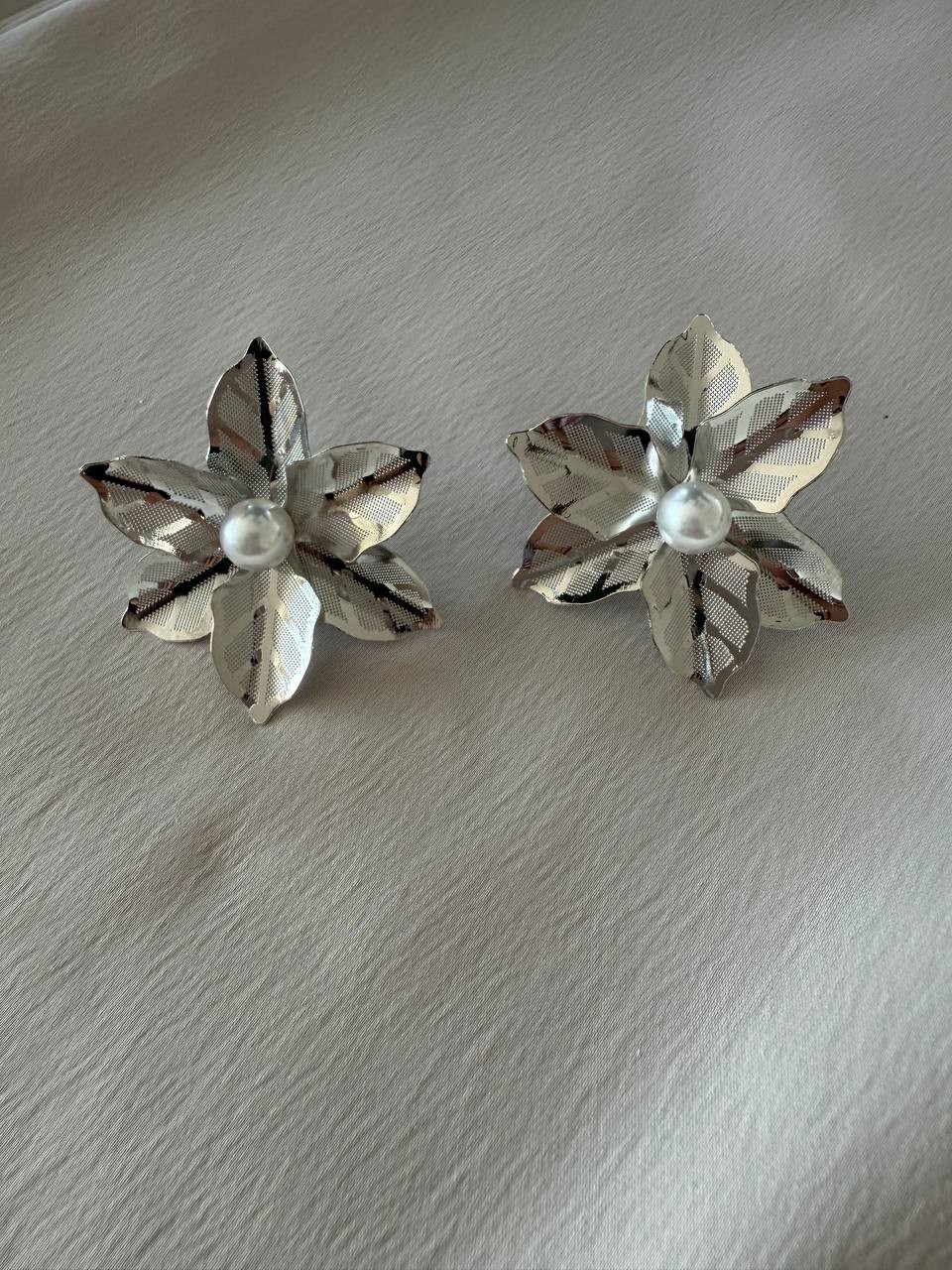 METAL LOTUS ÇİÇEĞİ KÜPE