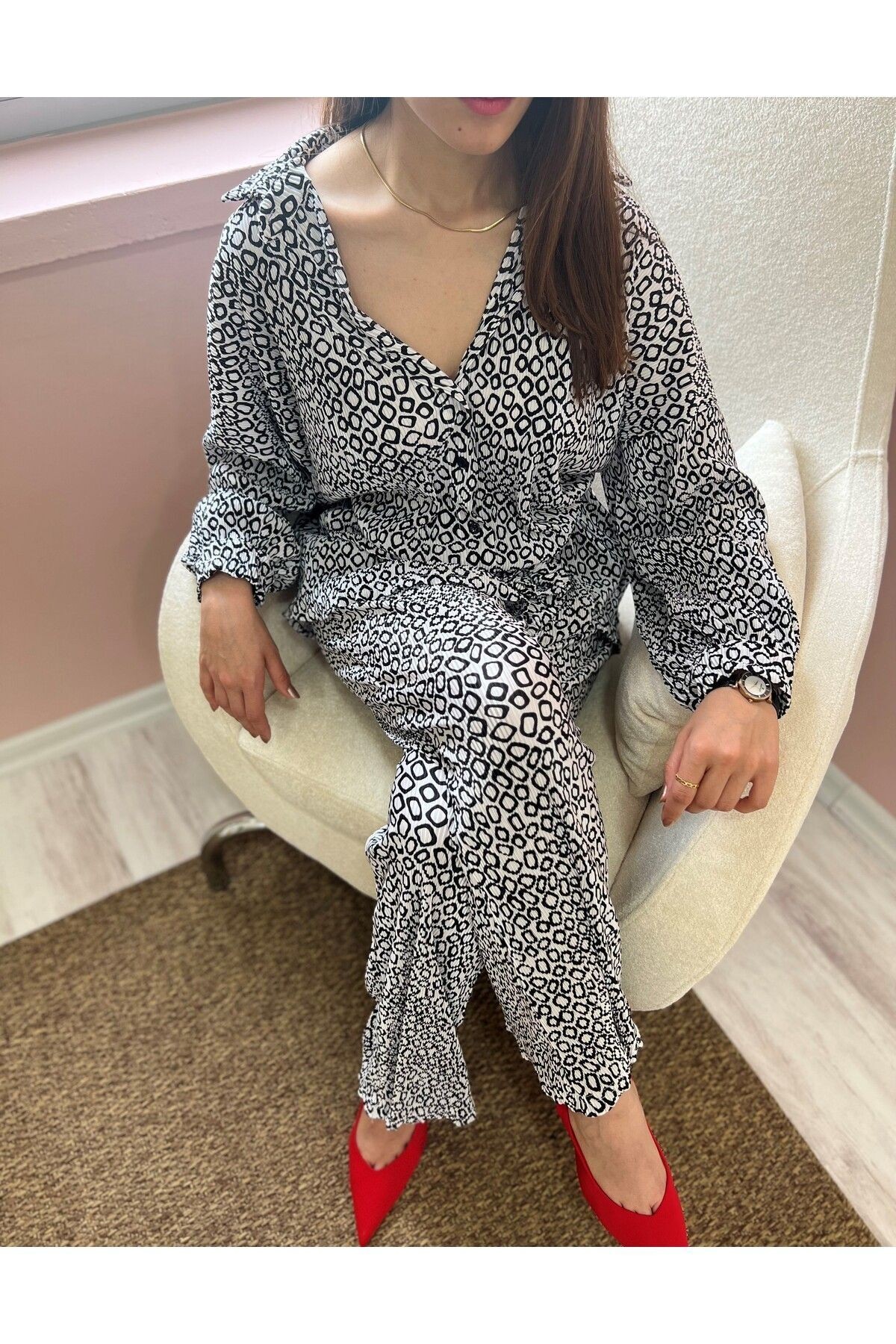 Siyah-Beyaz Oversize Desenli Kemerli Pantolon-Gömlek Takım