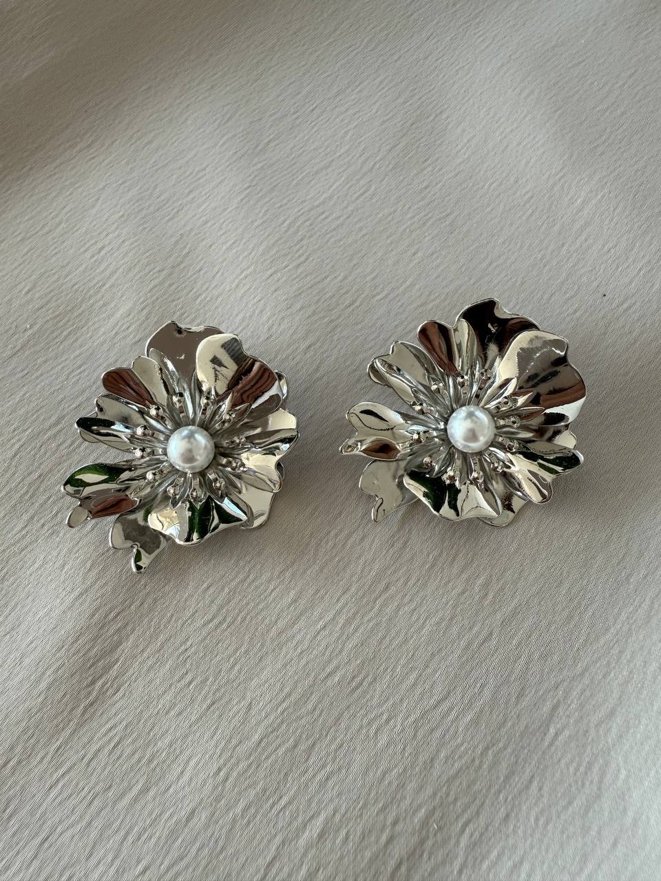 METAL ÇİÇEK DESEN KÜPE