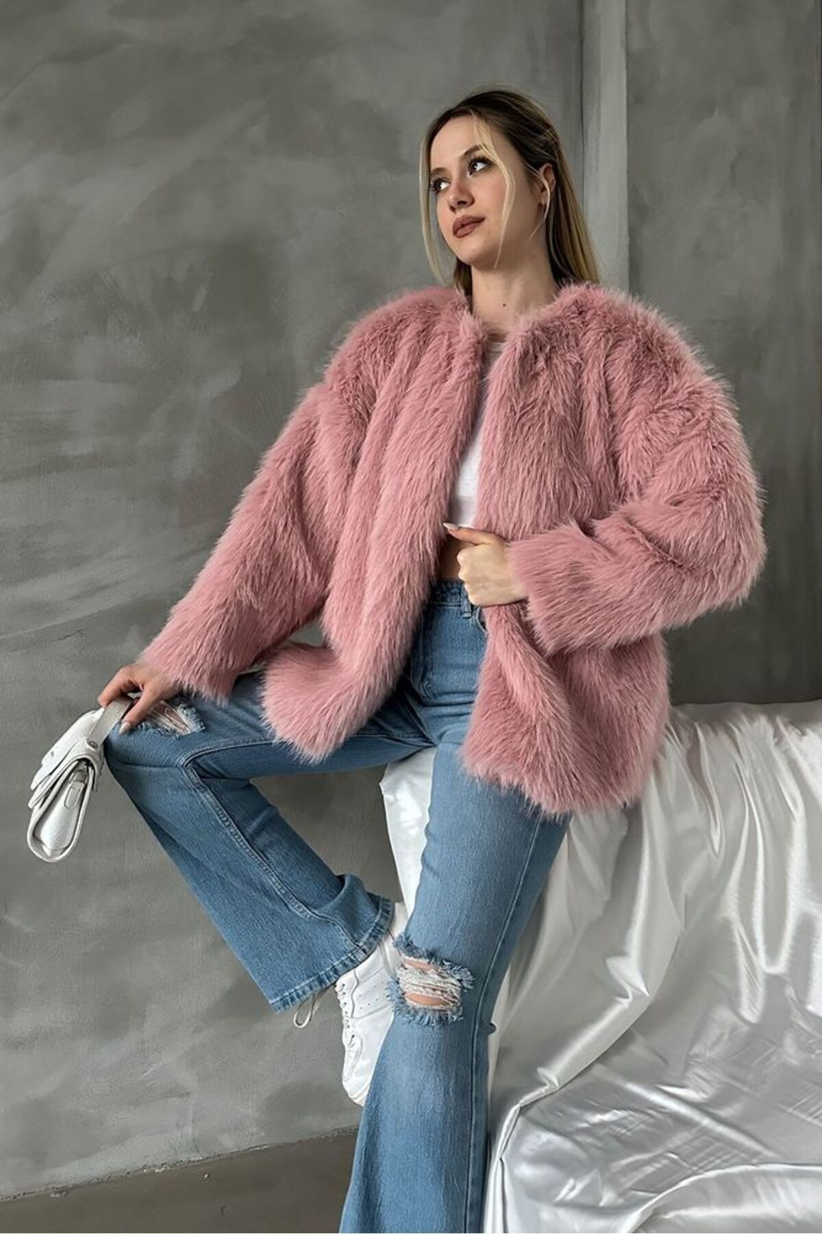 Kadın Beyaz Hakim Yaka İçi Astarlı Kancalı Oversize Tüylü Peluş Premium Suni Kürklü Uzun Ceket Mont