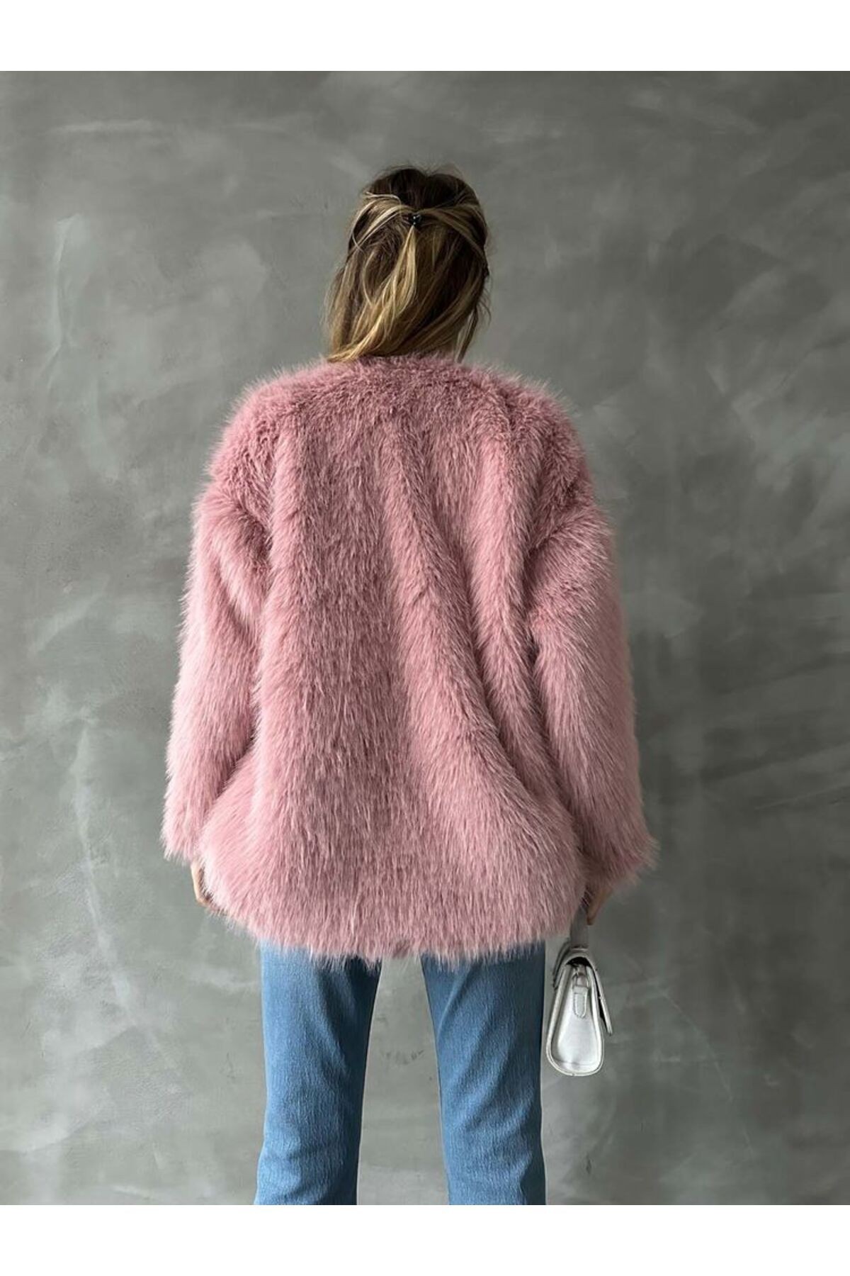 Kadın Beyaz Hakim Yaka İçi Astarlı Kancalı Oversize Tüylü Peluş Premium Suni Kürklü Uzun Ceket Mont
