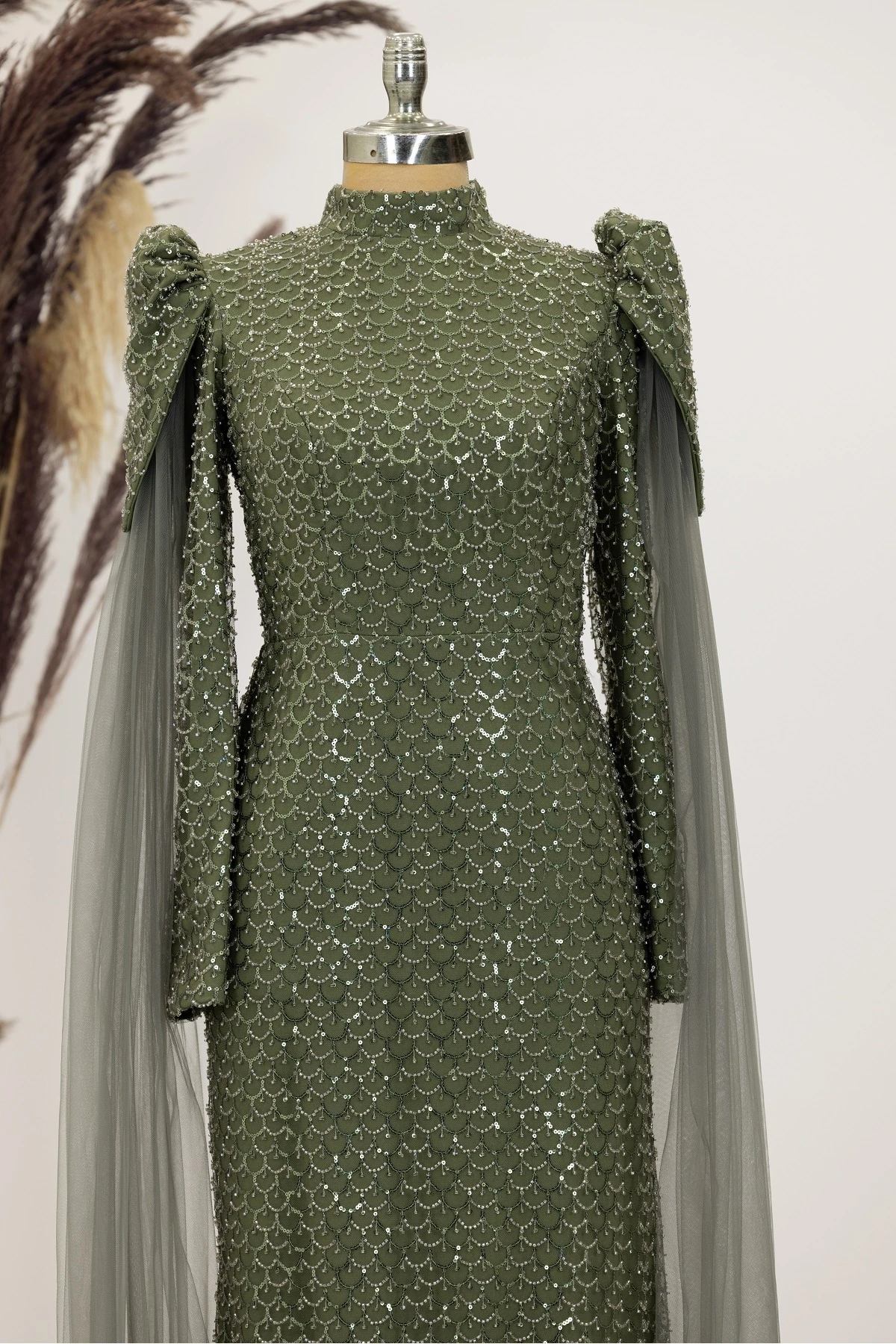 Kolları Pelerinli Asil Tesettür Abiye - haki