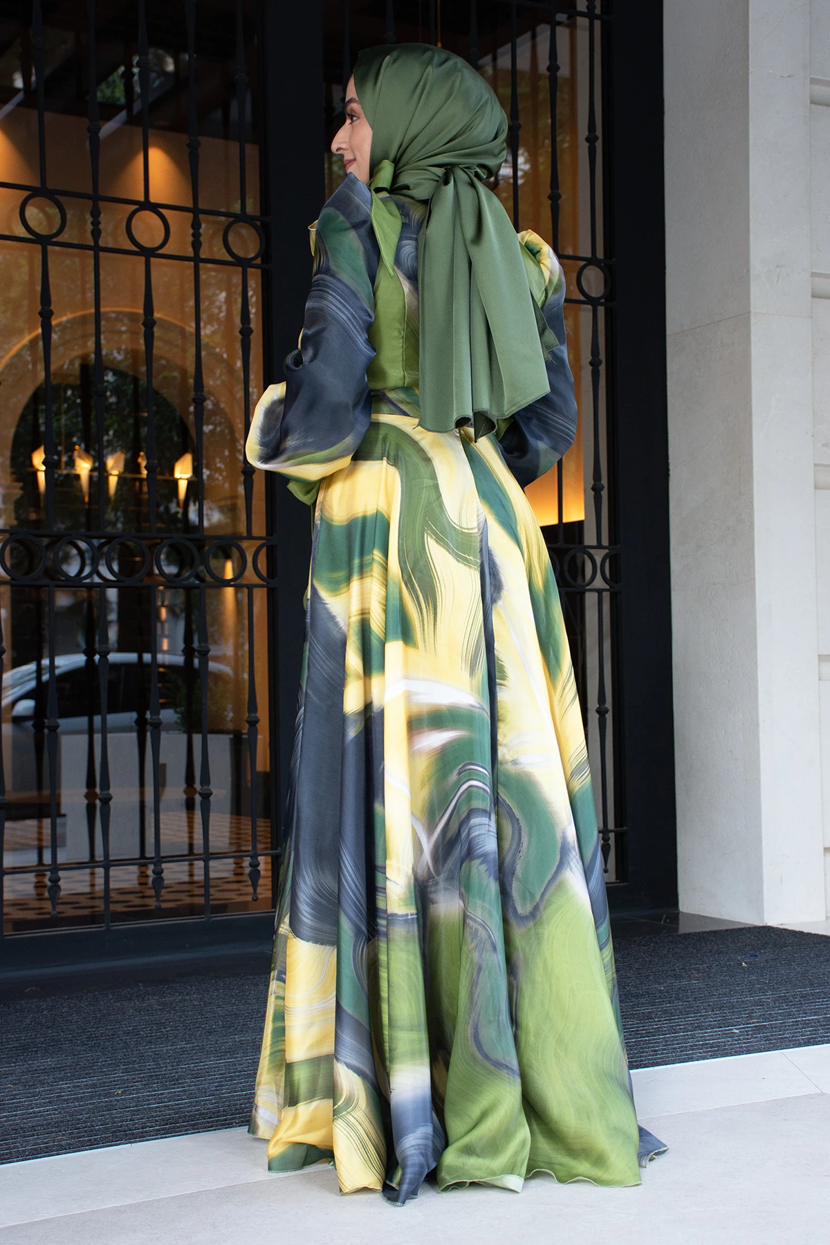 İpek Saten Kemerli Yakası Fiyonklu Desenli Ebruli Elbise - haki