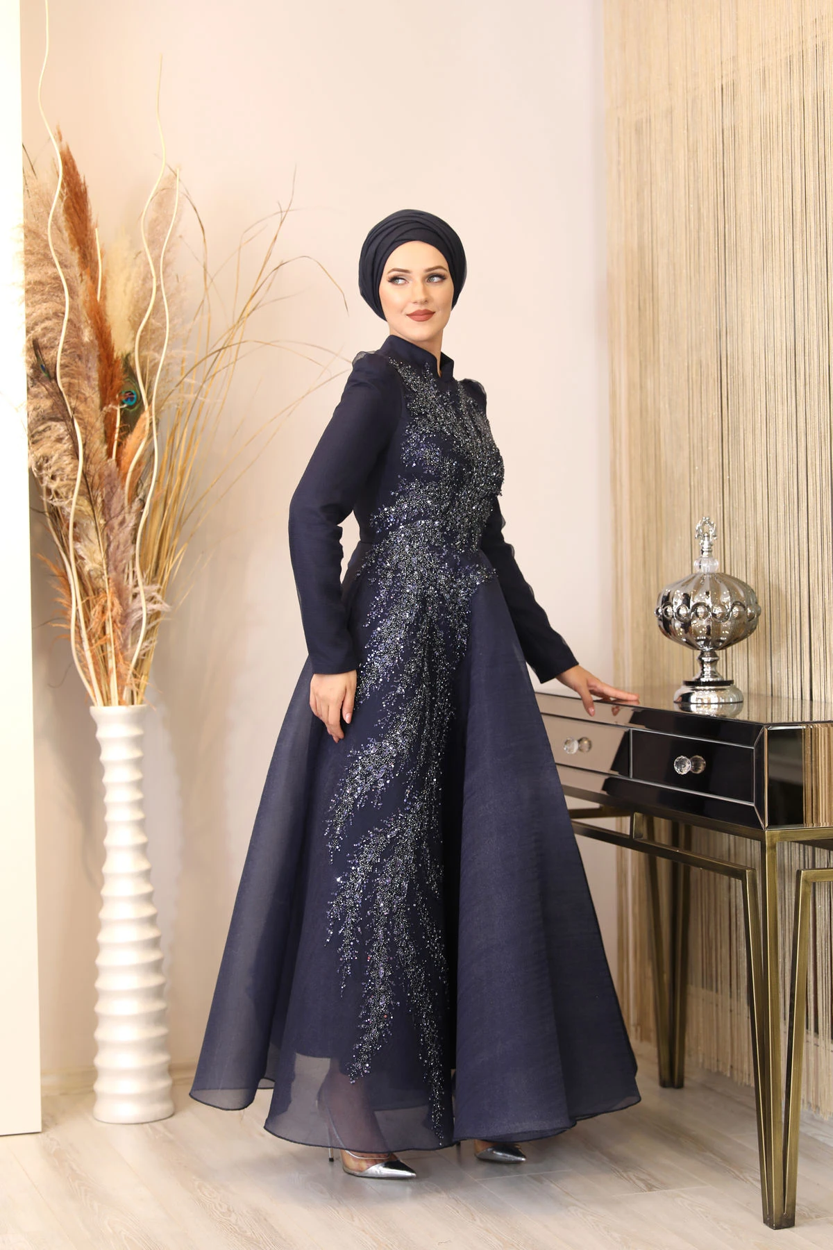 Önü Aplik Detaylı Arkadan Bağcıklı Efsun Abiye - lacivert