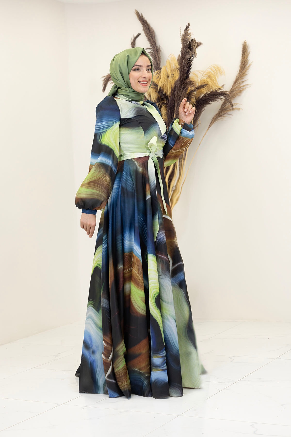 Gemustertes Ebruli-Kleid aus Seidensatin mit Gürtel und Schleifenkragen