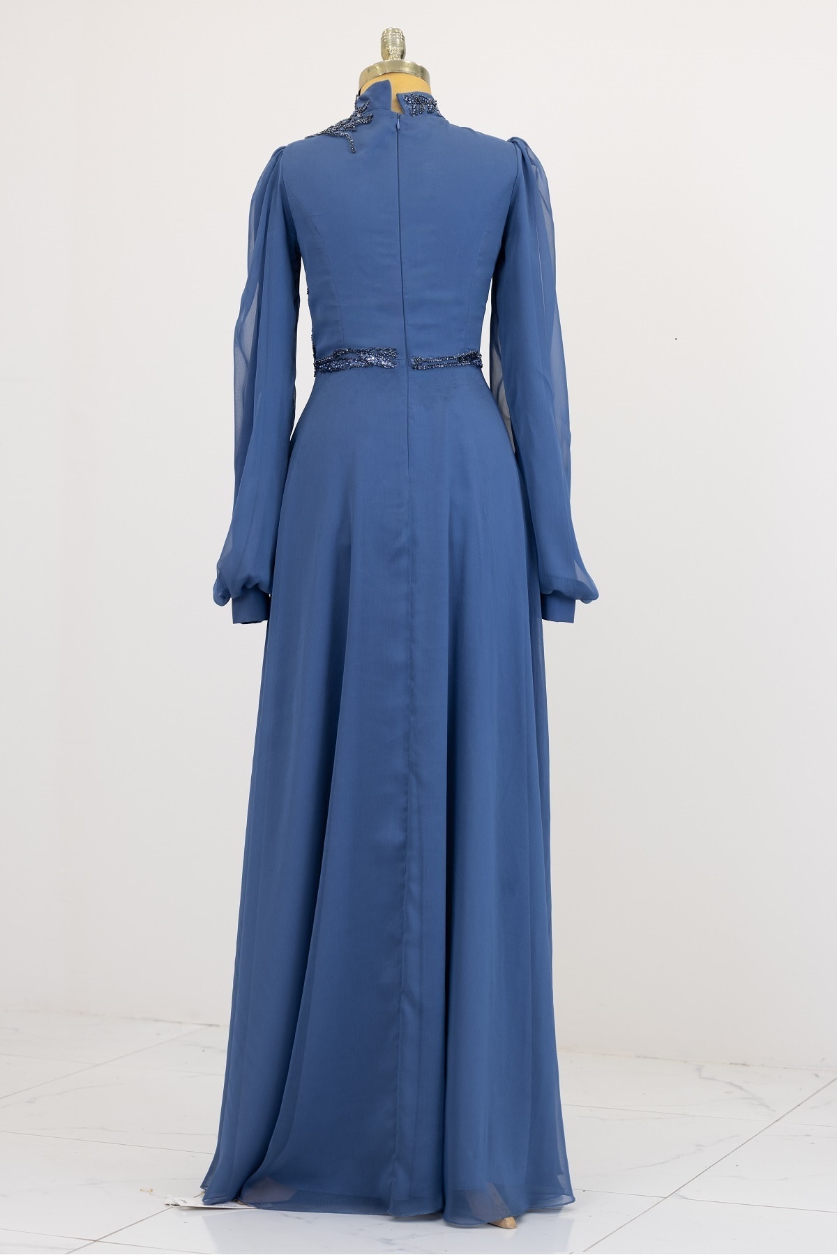 Drapiertes regnerisches Abendkleid mit perlenbesetzter Stickerei vorne