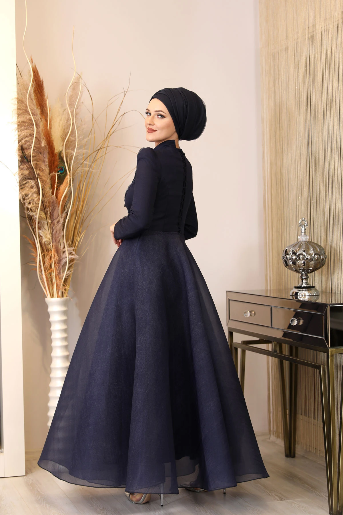 Önü Aplik Detaylı Arkadan Bağcıklı Efsun Abiye - lacivert