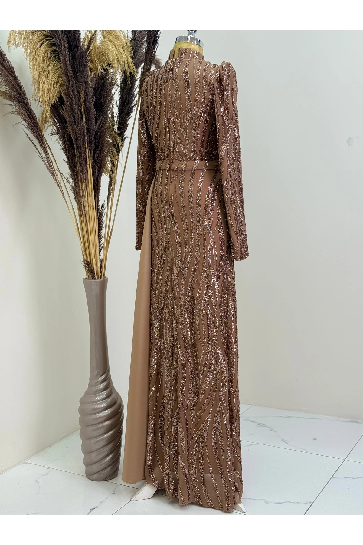 Eslina Abendkleid mit Perlenstickerei am Rock und Pendel - Kupfer