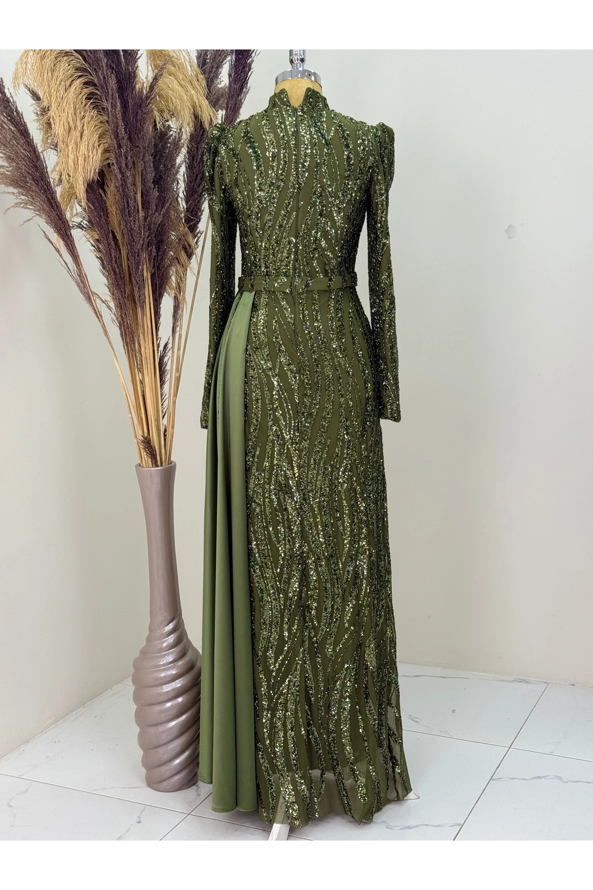 Eslina Abendkleid mit Perlenstickerei am Rock und Pendel - Khaki