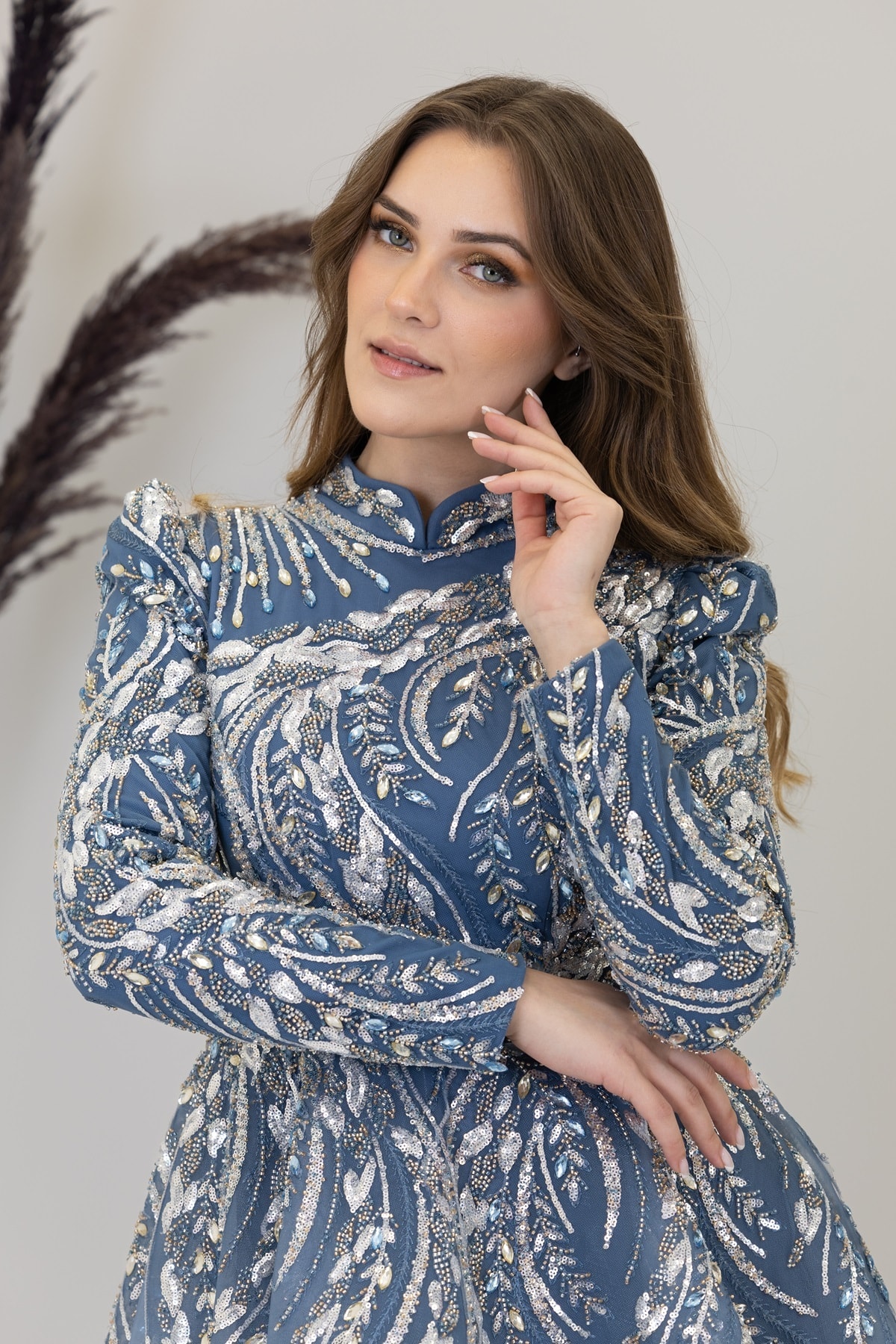 Kayra Abendkleid mit besticktem Cape mit Applikationen vorne