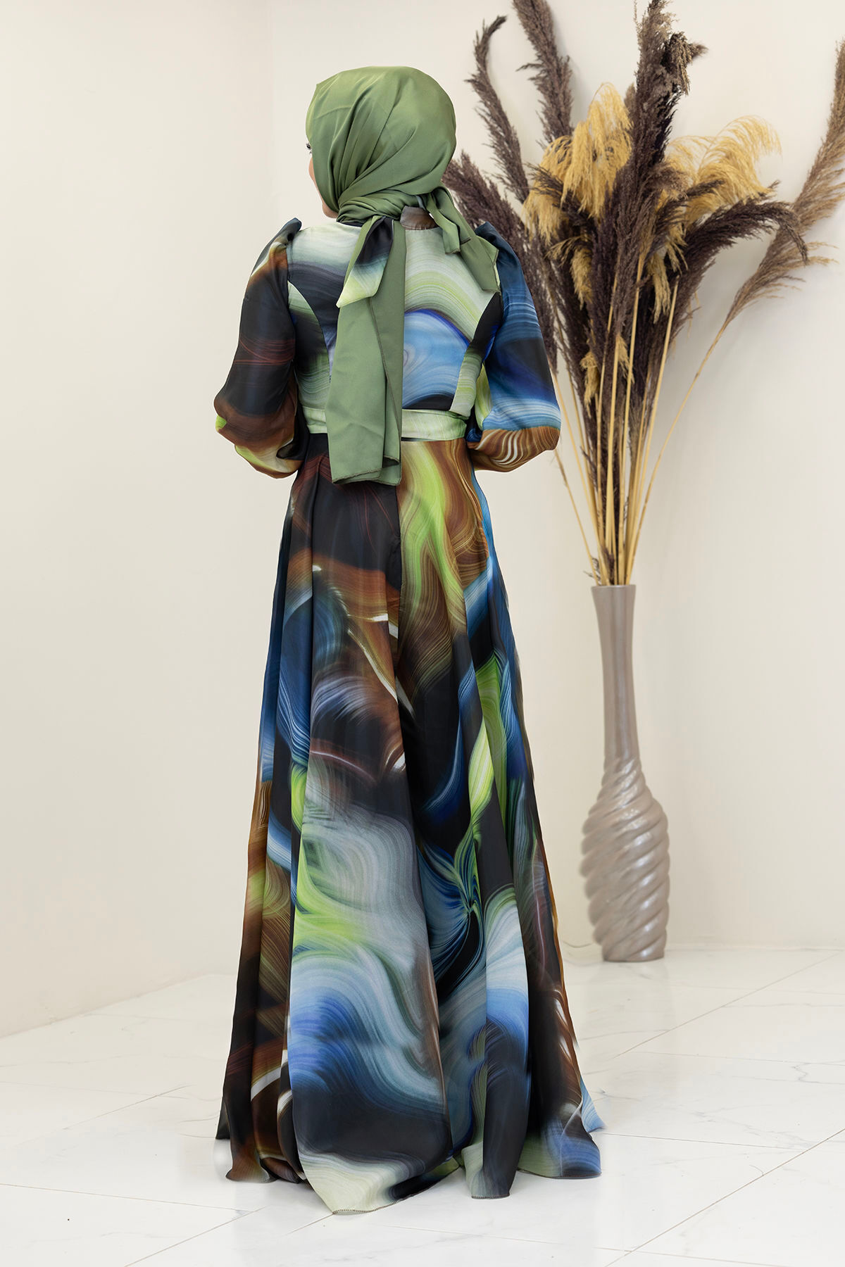 Gemustertes Ebruli-Kleid aus Seidensatin mit Gürtel und Schleifenkragen