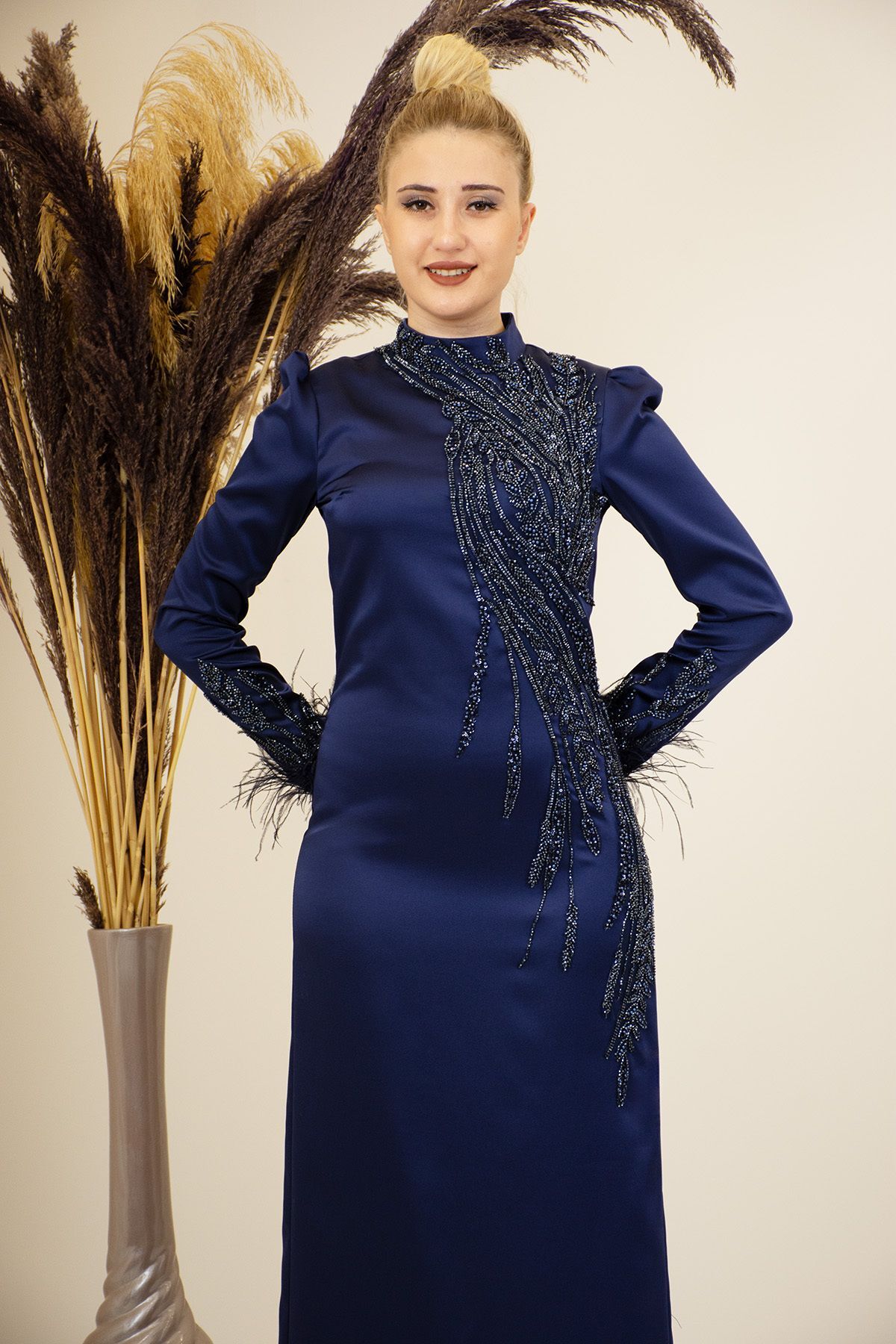 Nara Abendkleid mit Perlenapplikationsstickerei auf der Vorderseite und gefiederten Ärmeln